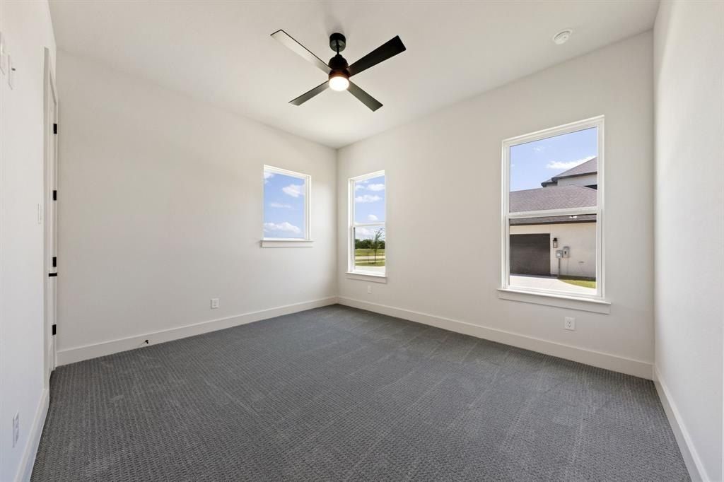 461 Whispering Way. Red Oak, TX 75154