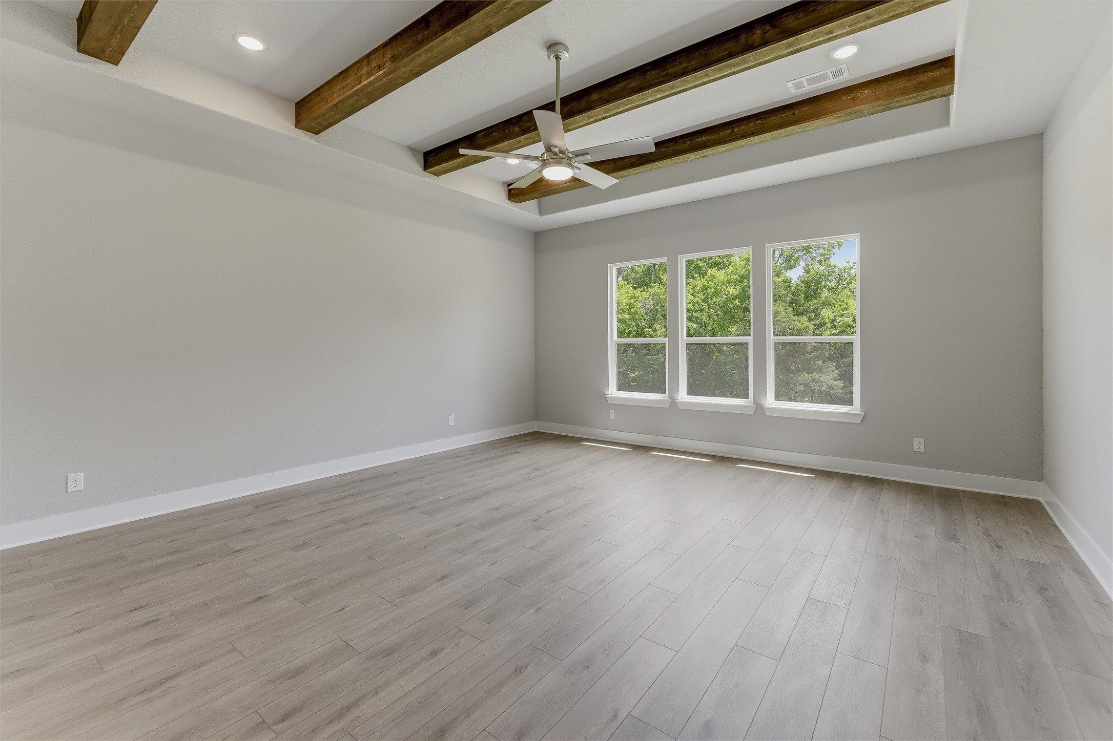 907 Perrin Lane. Van Alstyne, TX 75495