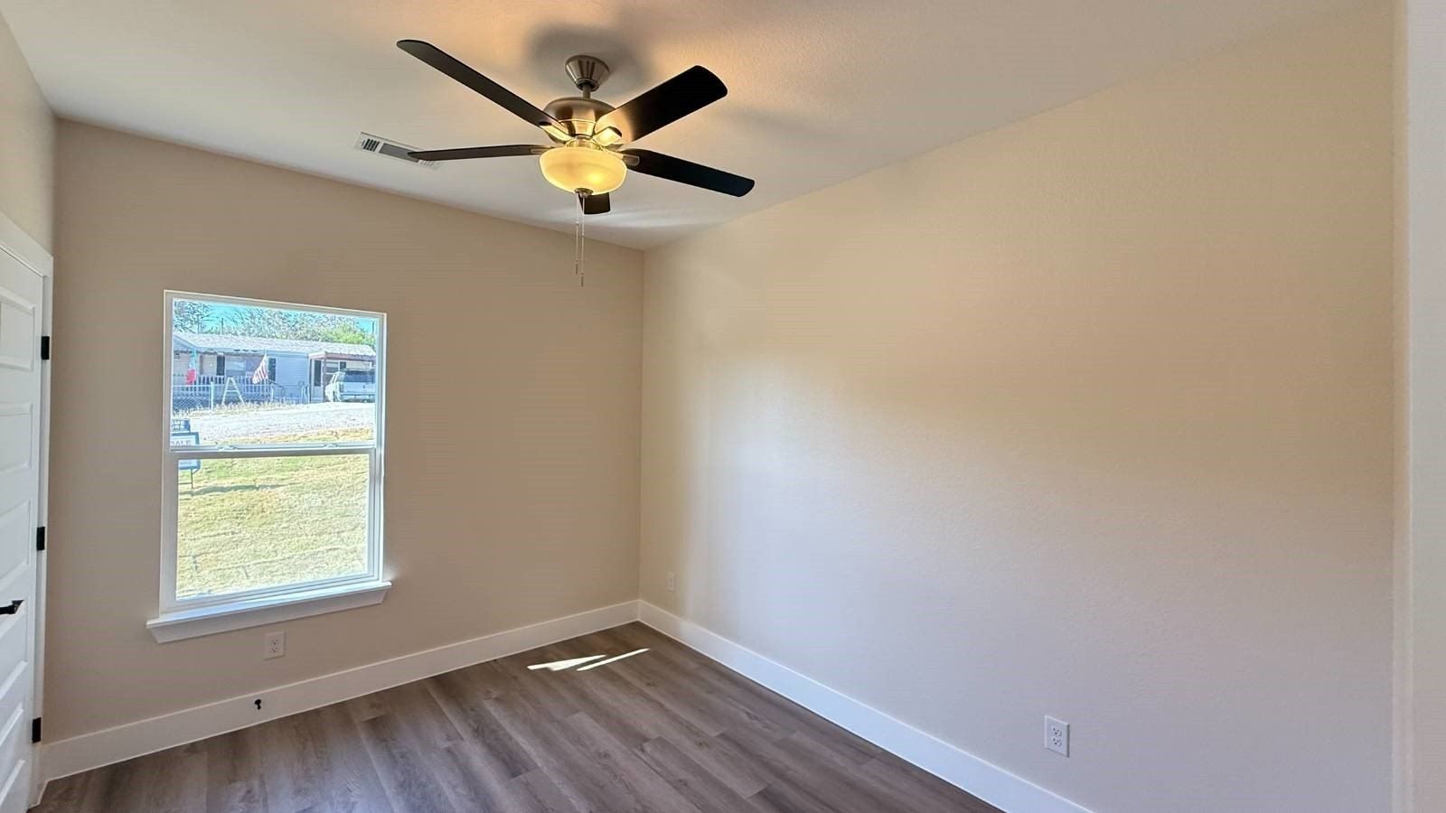 2619 Creekview Drive. Granbury, TX 76048