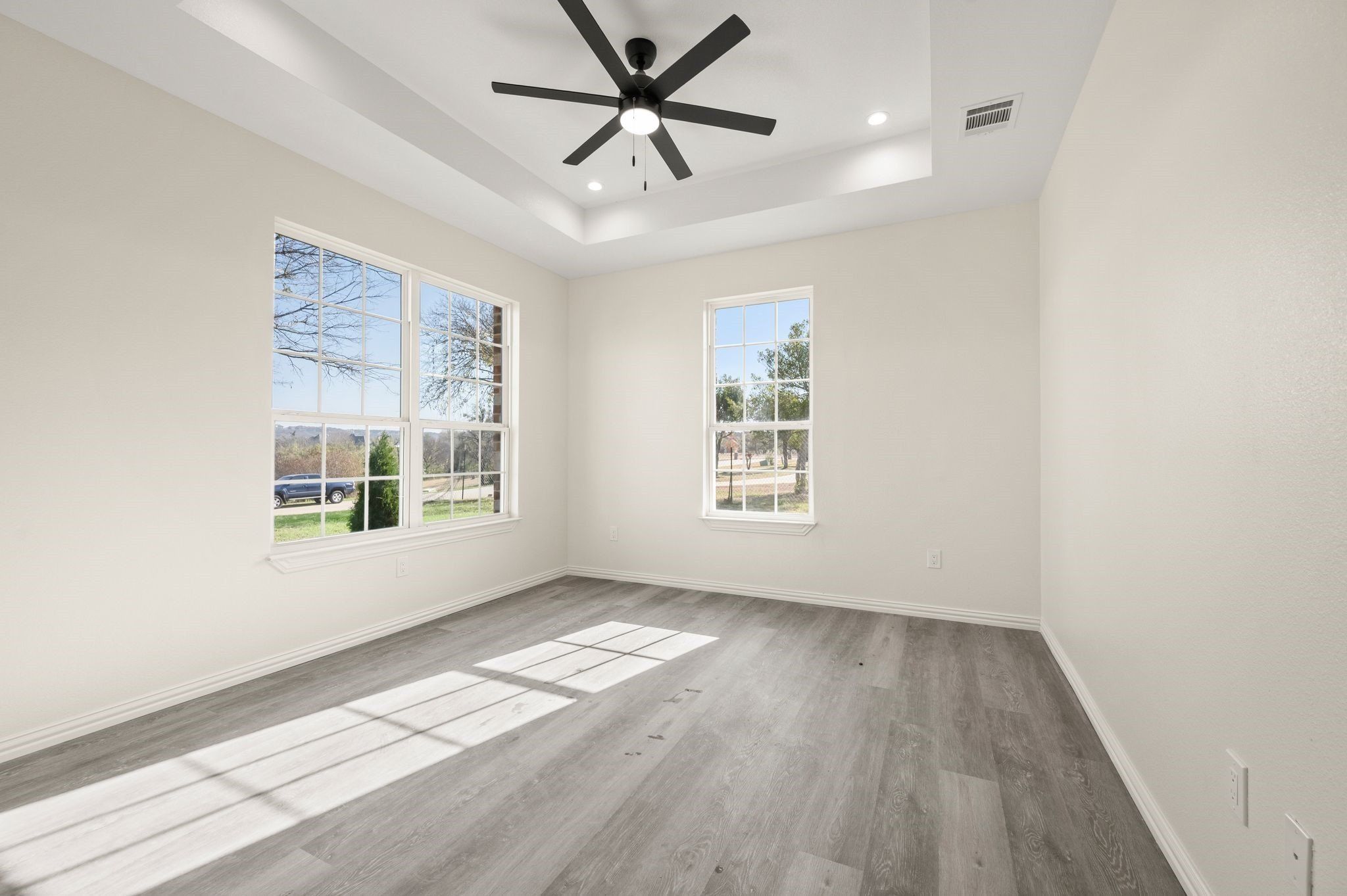 828 Mallard Pointe Drive. Cedar Hill, TX 75104