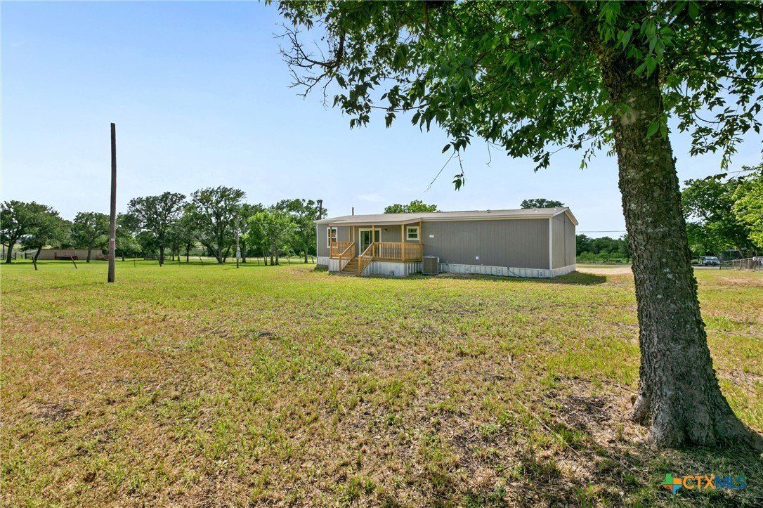 305 S 6Th Street. Buckholts, TX 76518