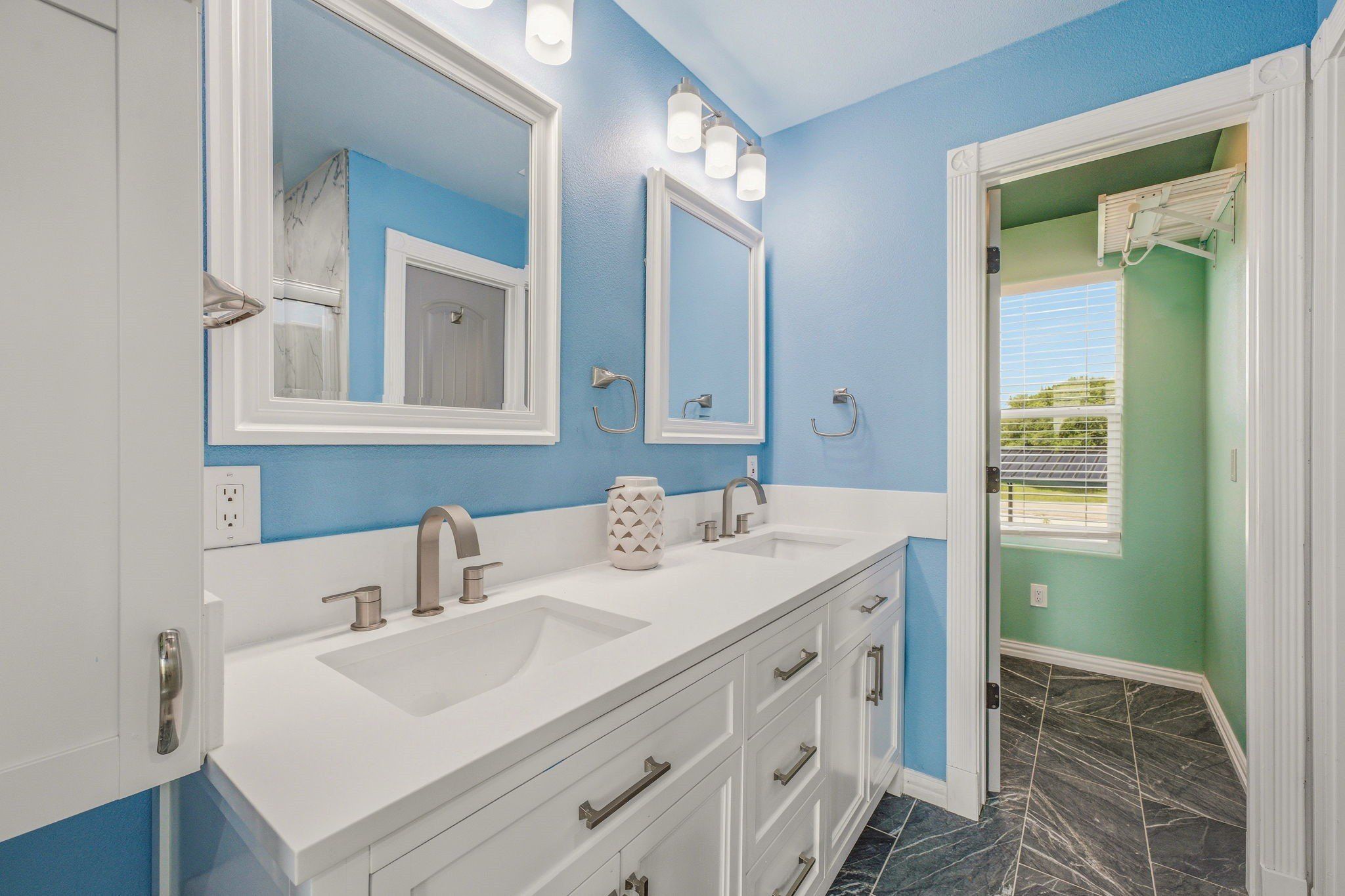 4945 Peachtree Circle. Granbury, TX 76048