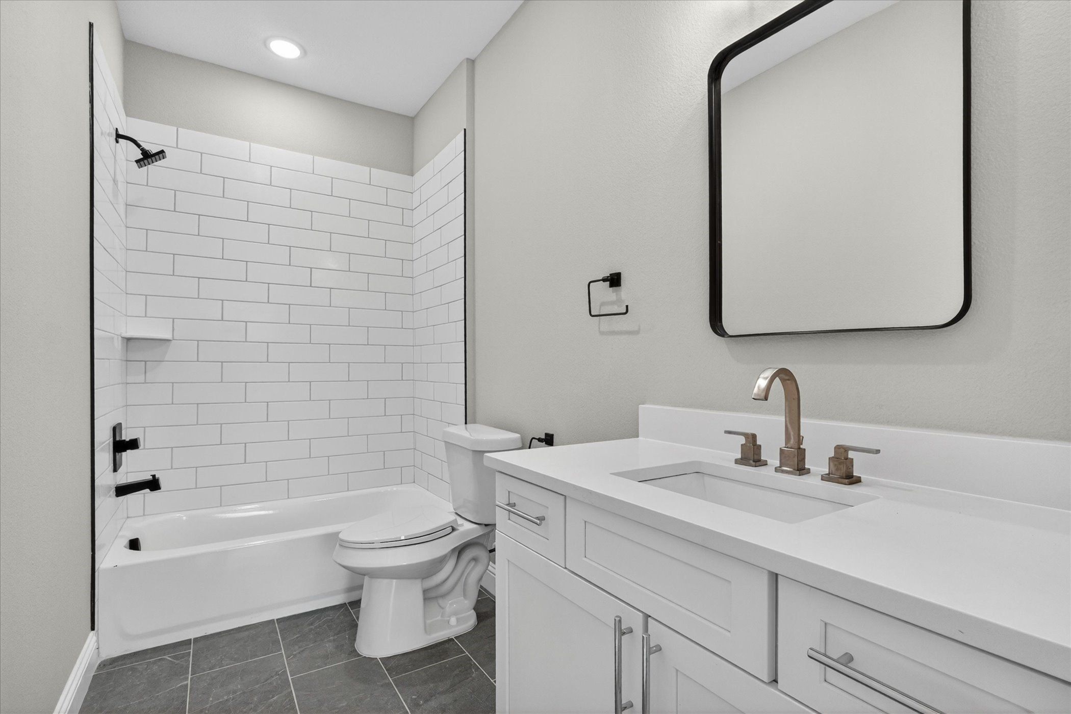 804 Premier. Grand Prairie, TX 75051