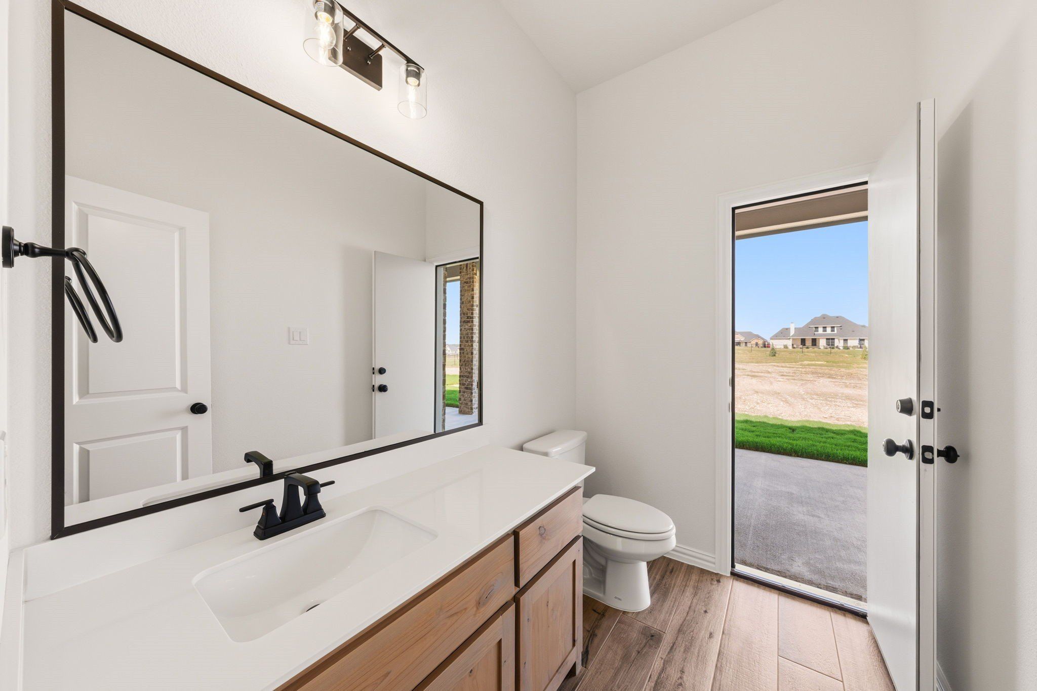 2561 Posey Lane. Waxahachie, TX 75167