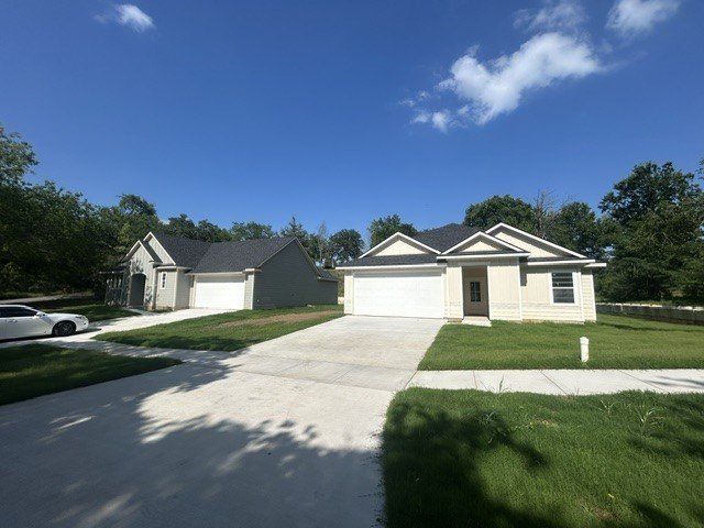 1322 S Chandler Avenue. Denison, TX 75020
