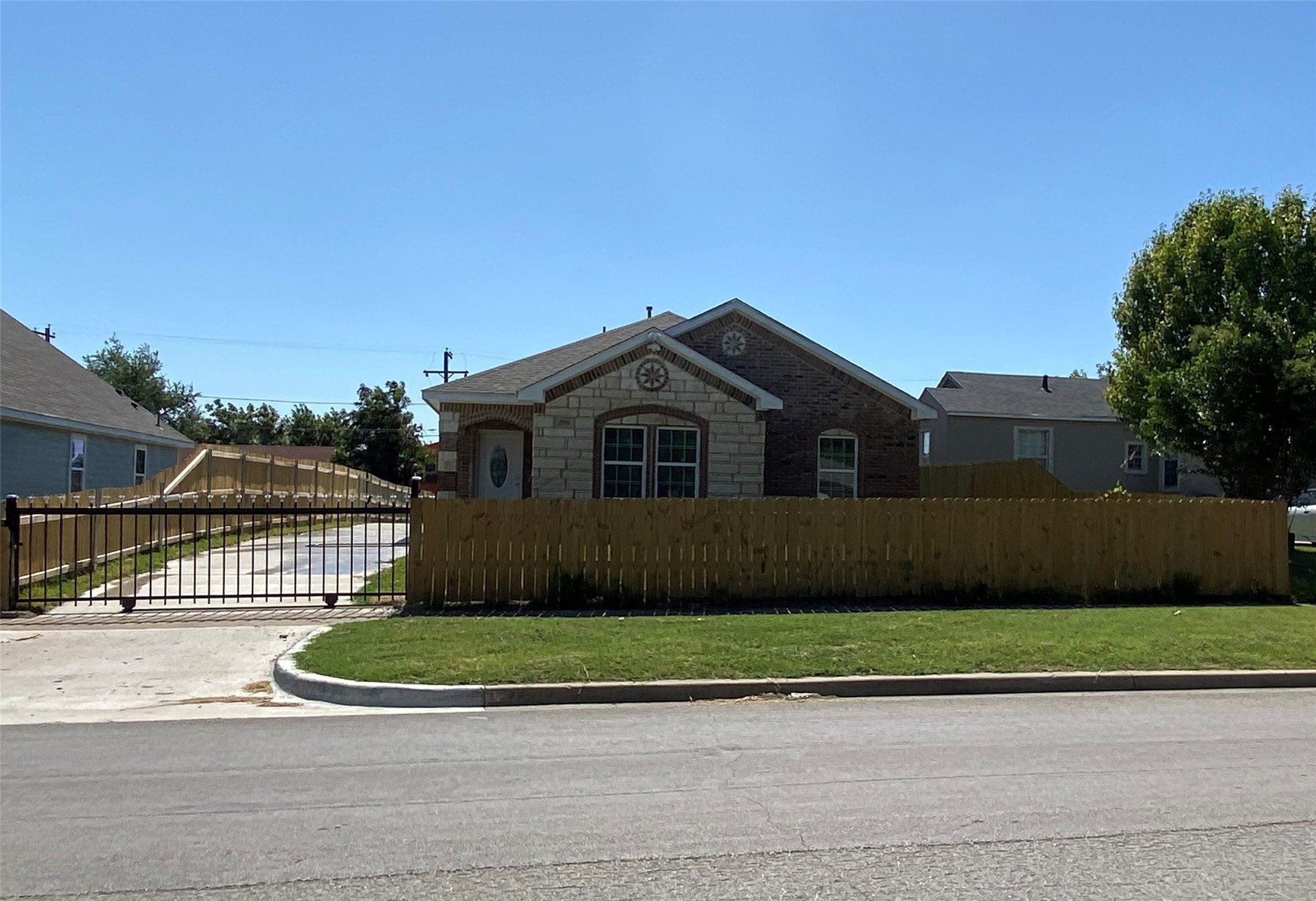 2506 S Denley Drive. Dallas, TX 75216