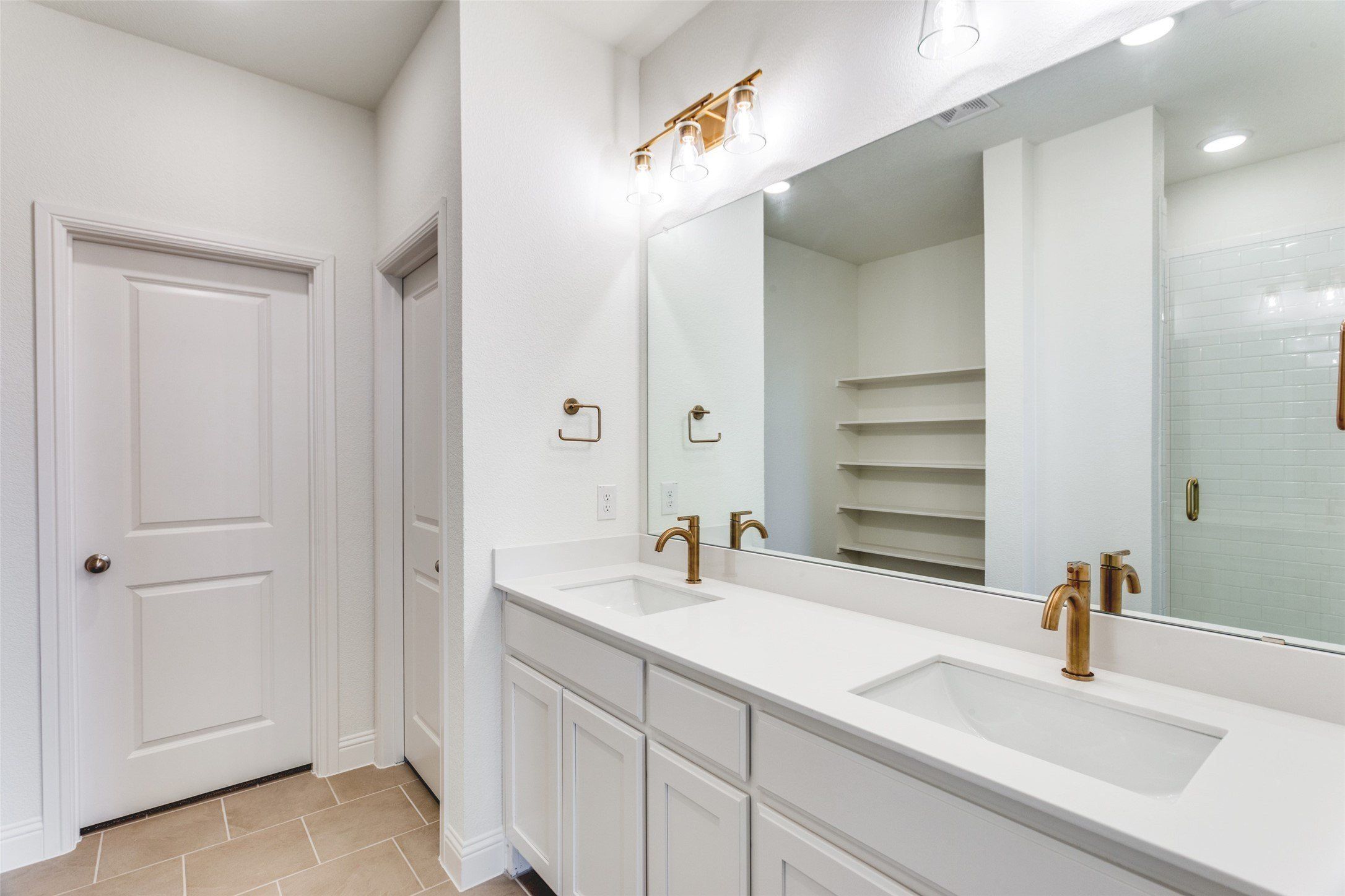 533 Hillcrest Circle. Justin, TX 76247
