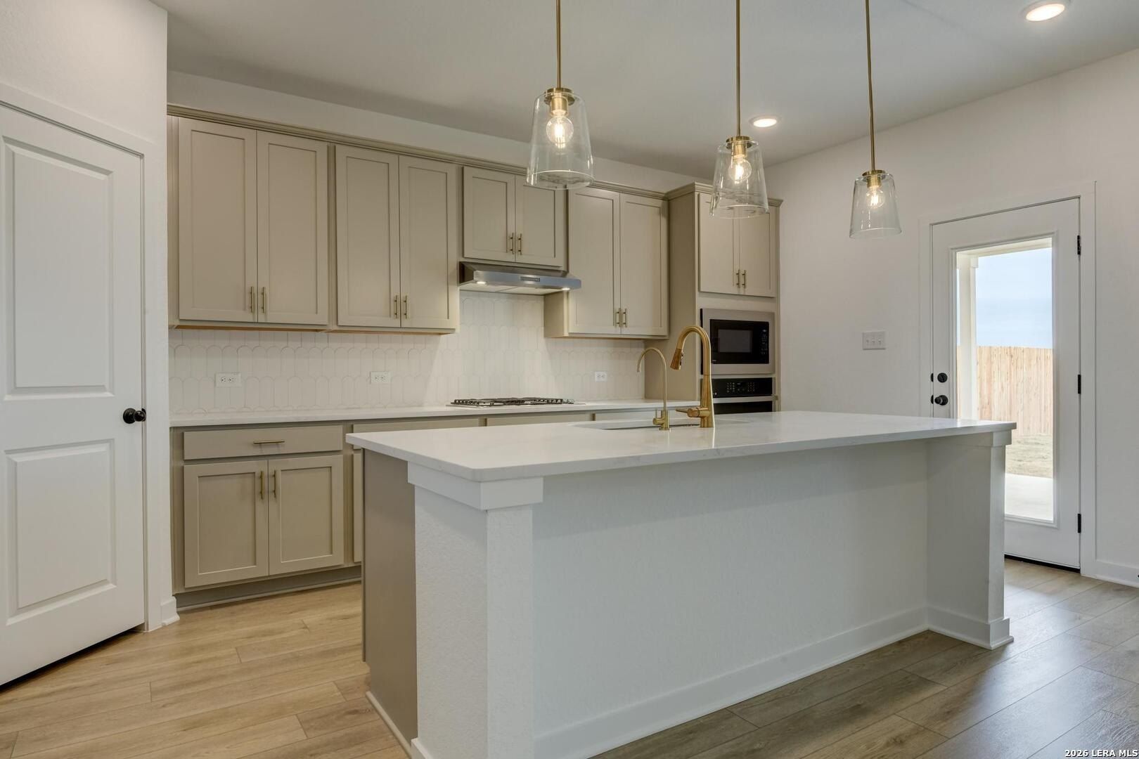 14235 Wolf View. San Antonio, TX 78252