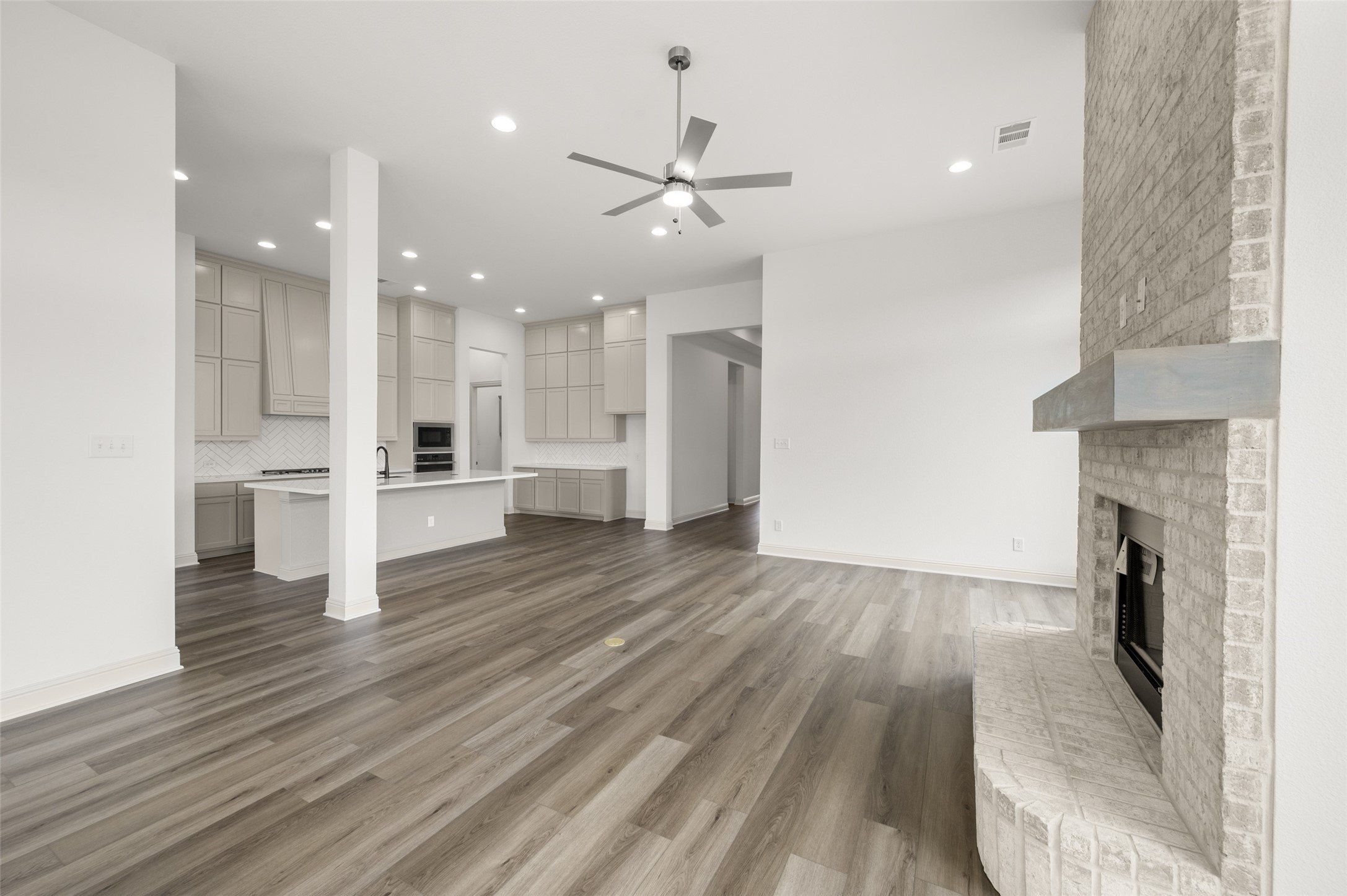 3043 Farmhouse Drive. Midlothian, TX 76065