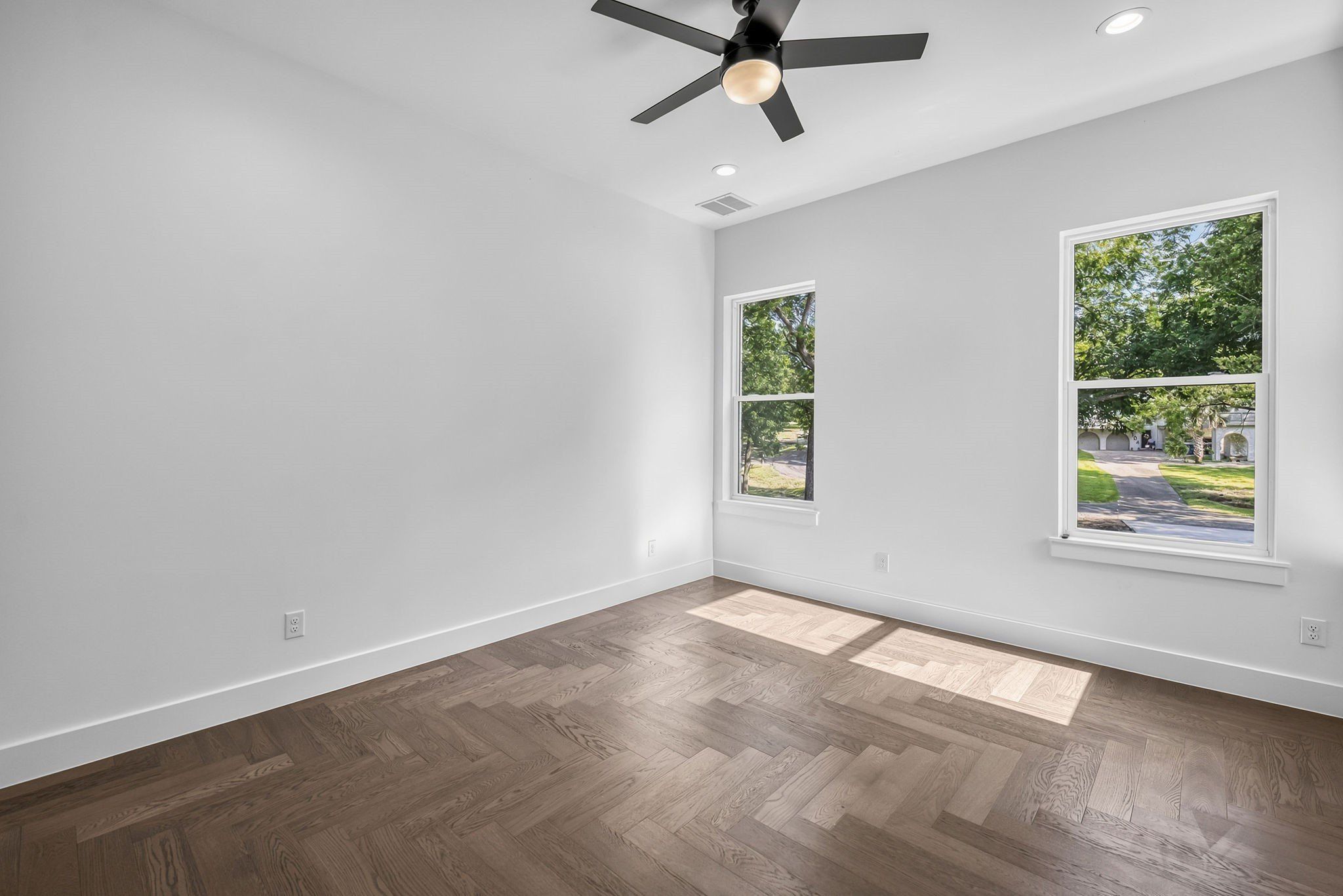 105 Forest Brook Street. Oak Leaf, TX 75154