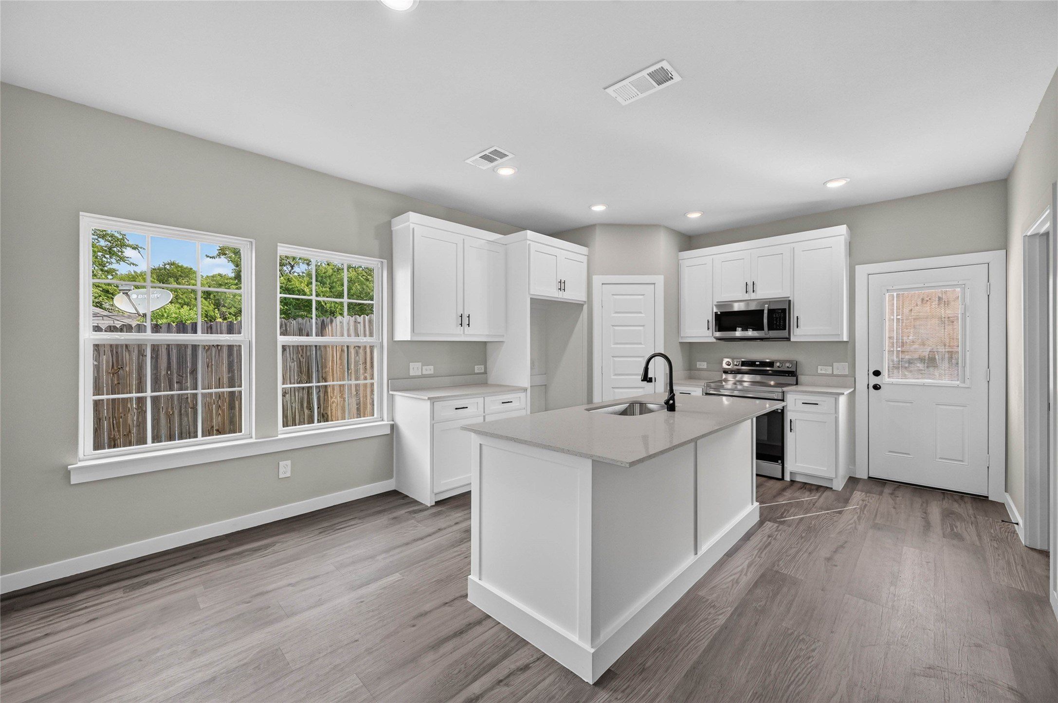 2209 Brookes Street. Fort Worth, TX 76105