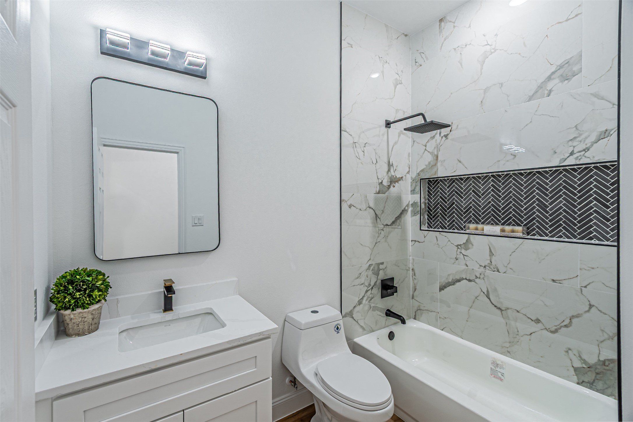 5602 Cold Water Trail. Granbury, TX 76048