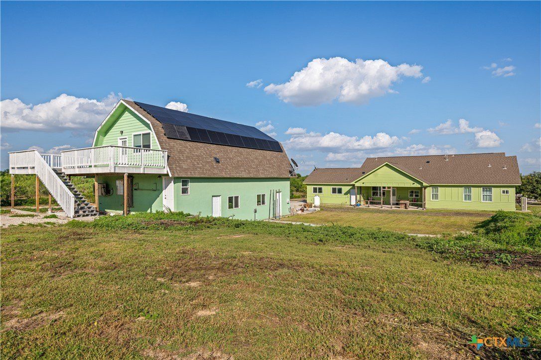 459 E Ridge Lane. Niederwald, TX 78640