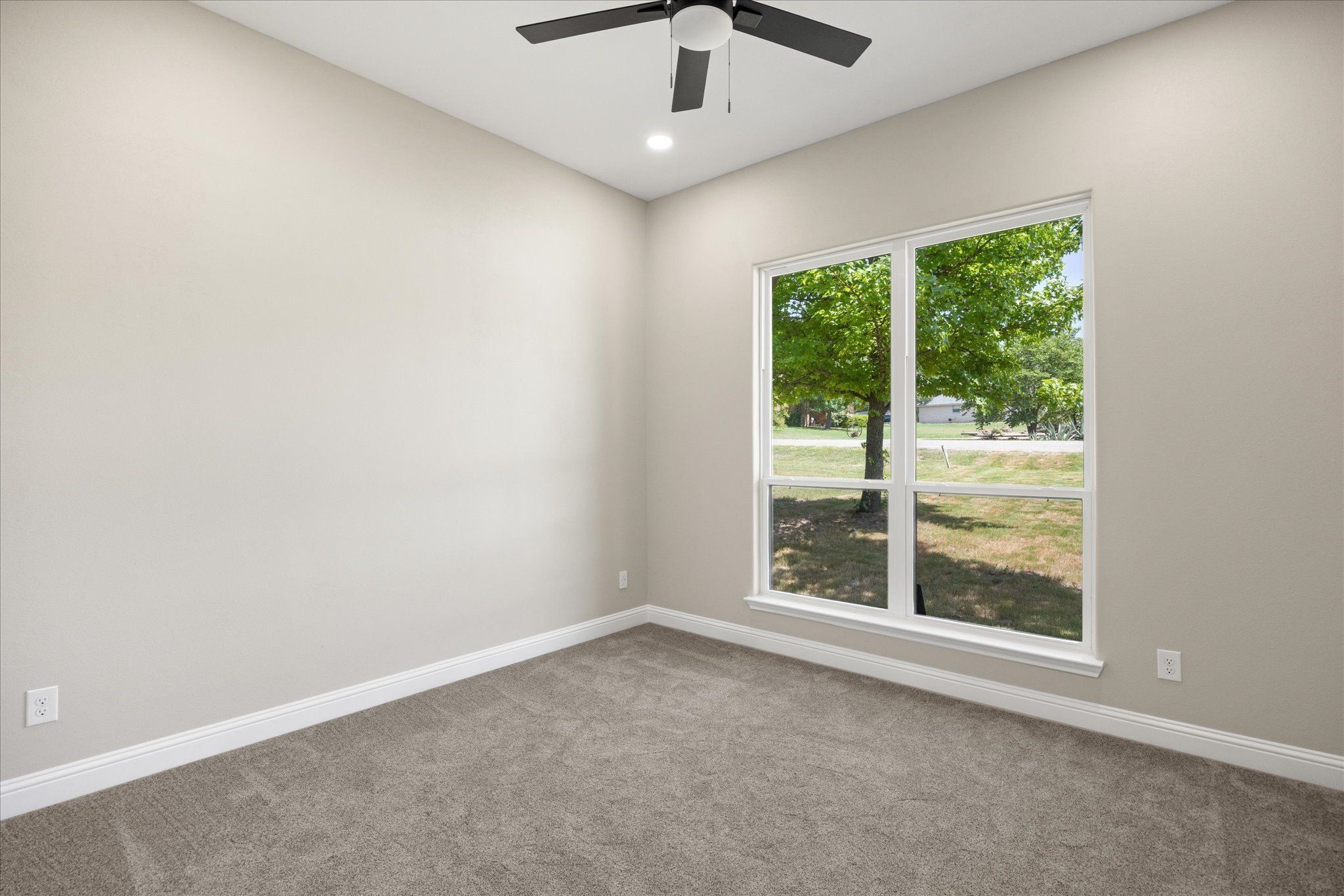 210 Knob Hill Drive. Granbury, TX 76048