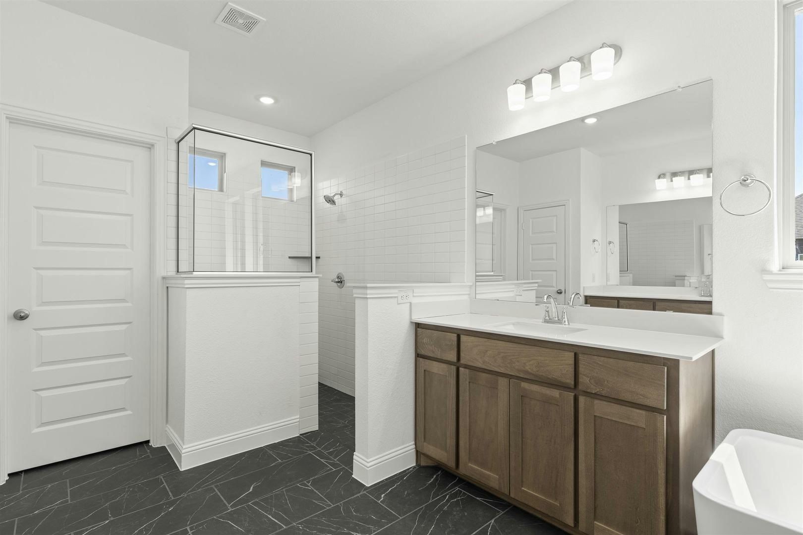 313 Hollingsworth Lane. Glenn Heights, TX 75154