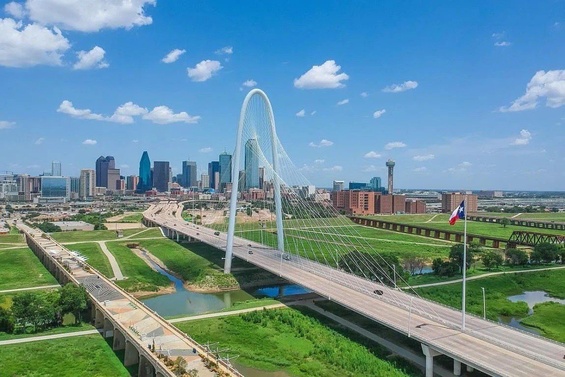381 E Greenbriar. Dallas, TX 75203