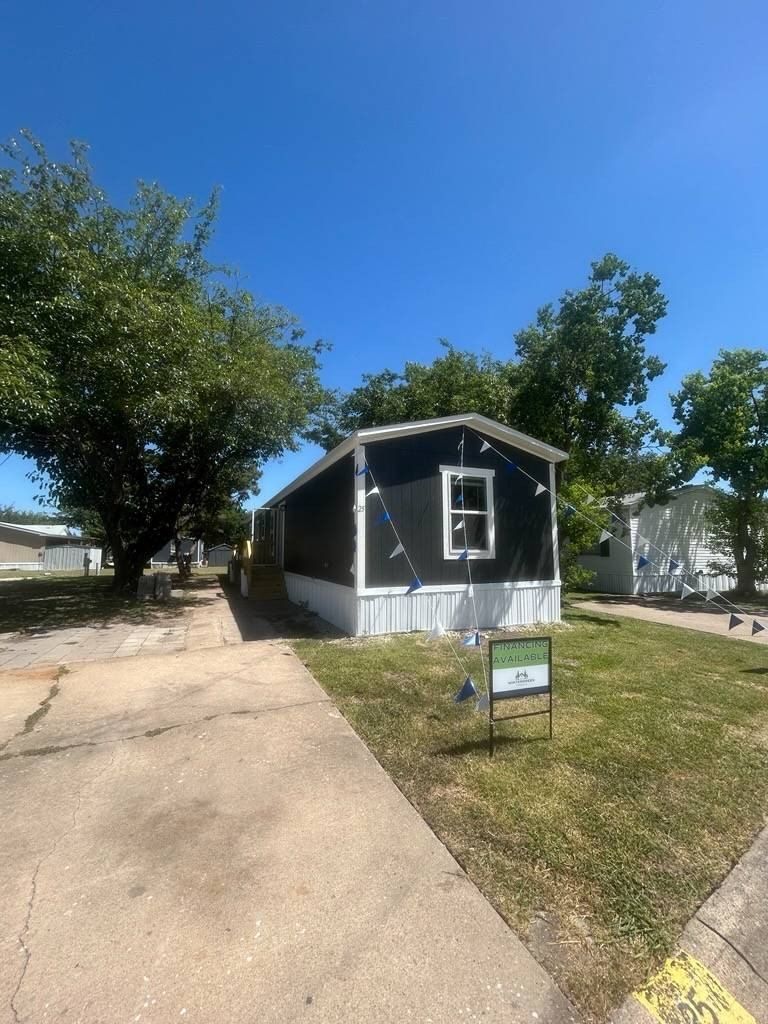 25 Colonial Dr. Hutchins, TX 75141