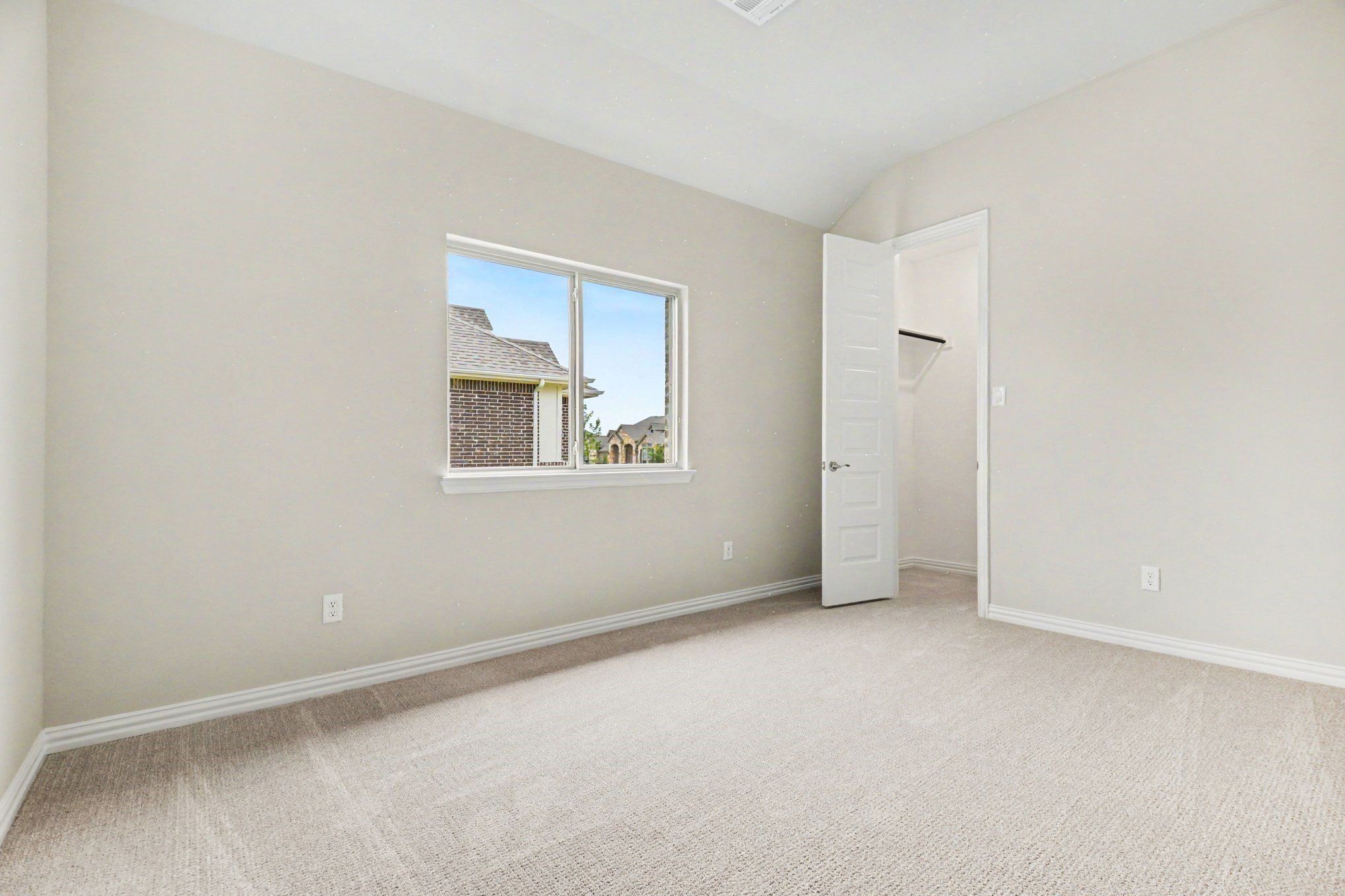 1913 Barrix Lane. Desoto, TX 75115