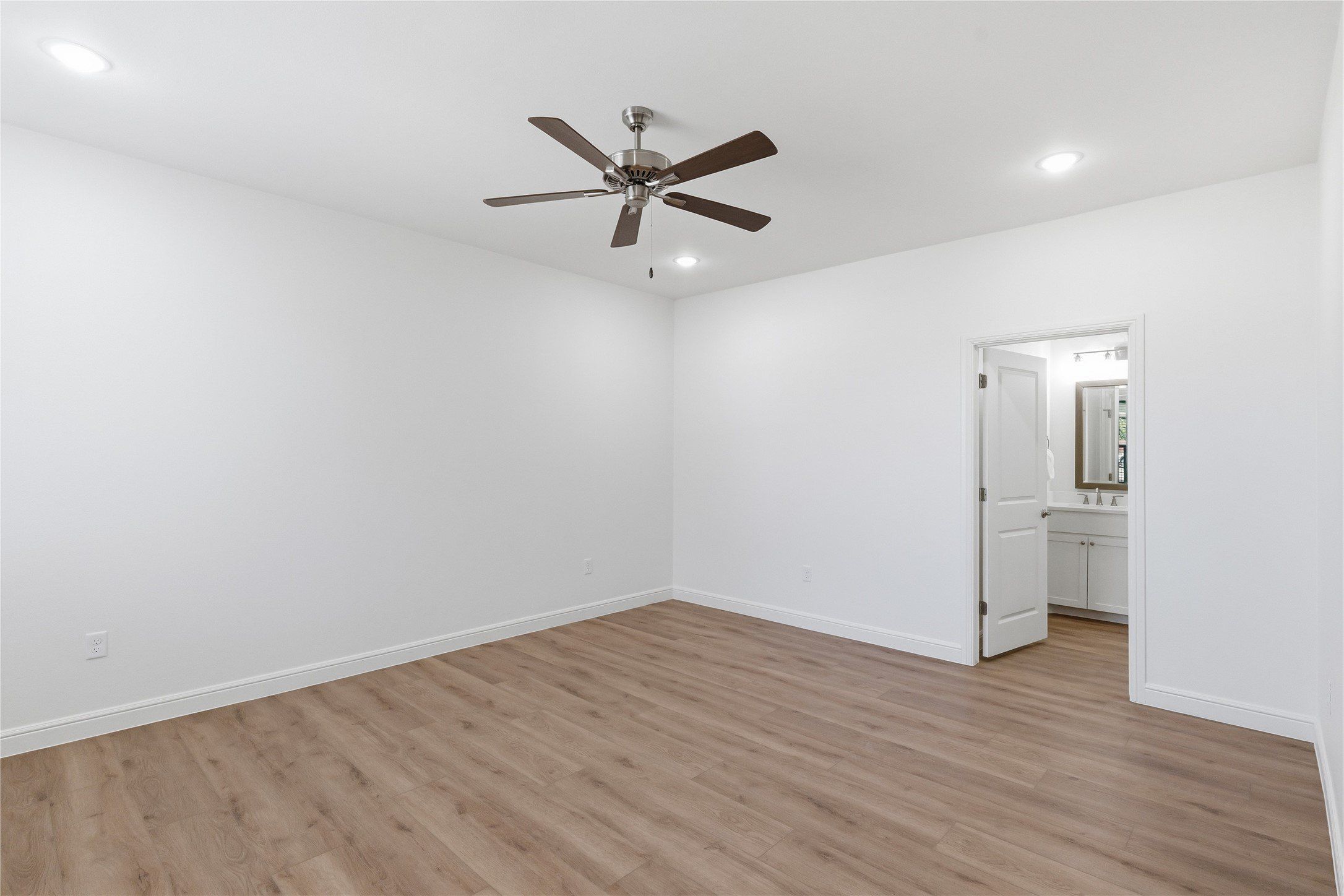 202 E Ewell Street. Granbury, TX 76048