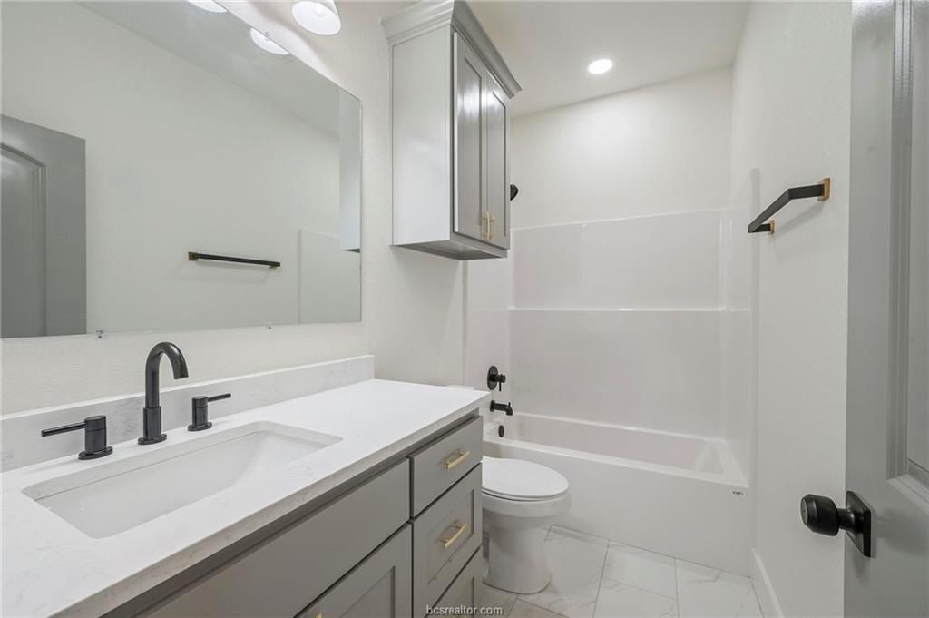 203 Lock Lane. Bryan, TX 77803