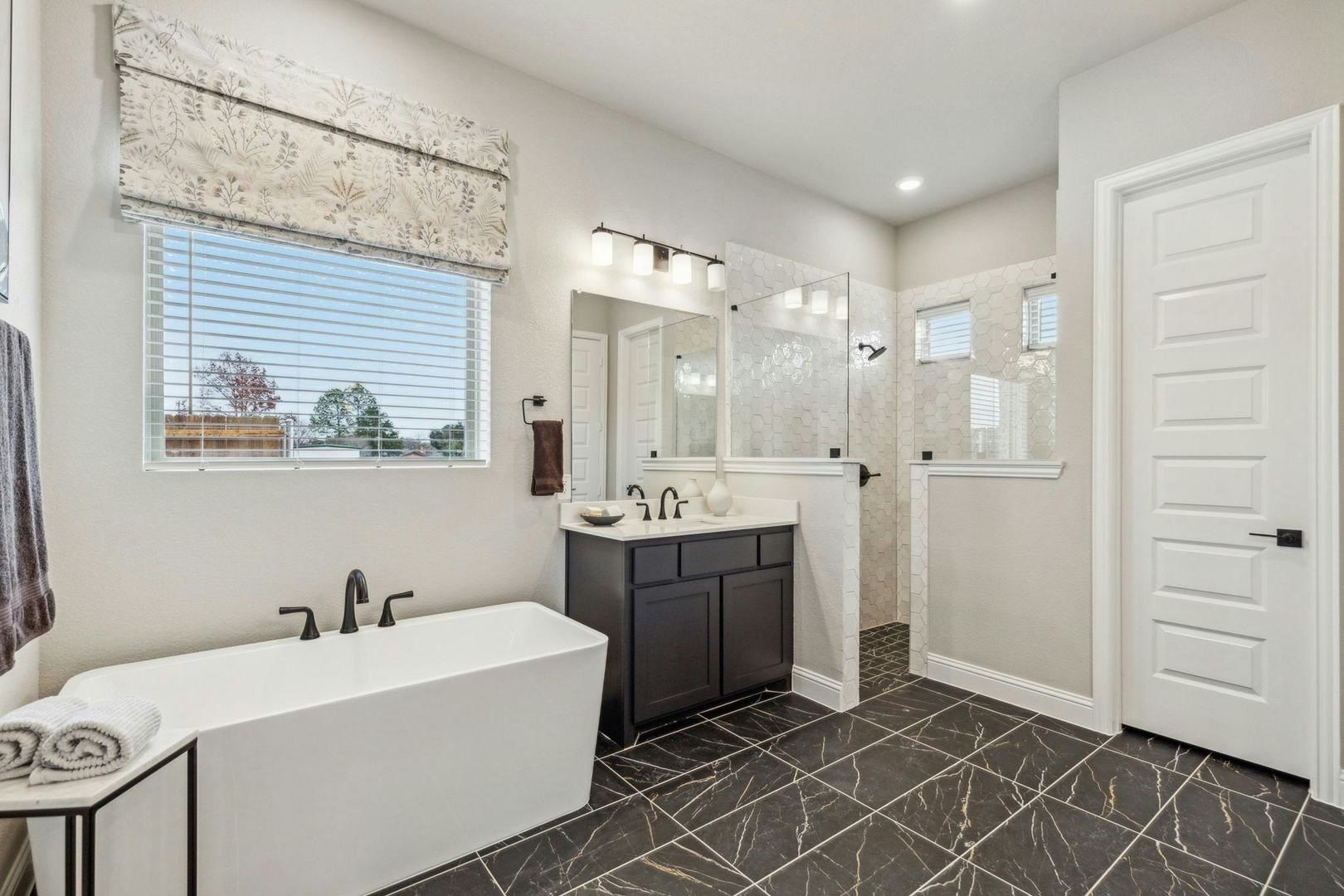 147 Hollingsworth Lane. Glenn Heights, TX 75154