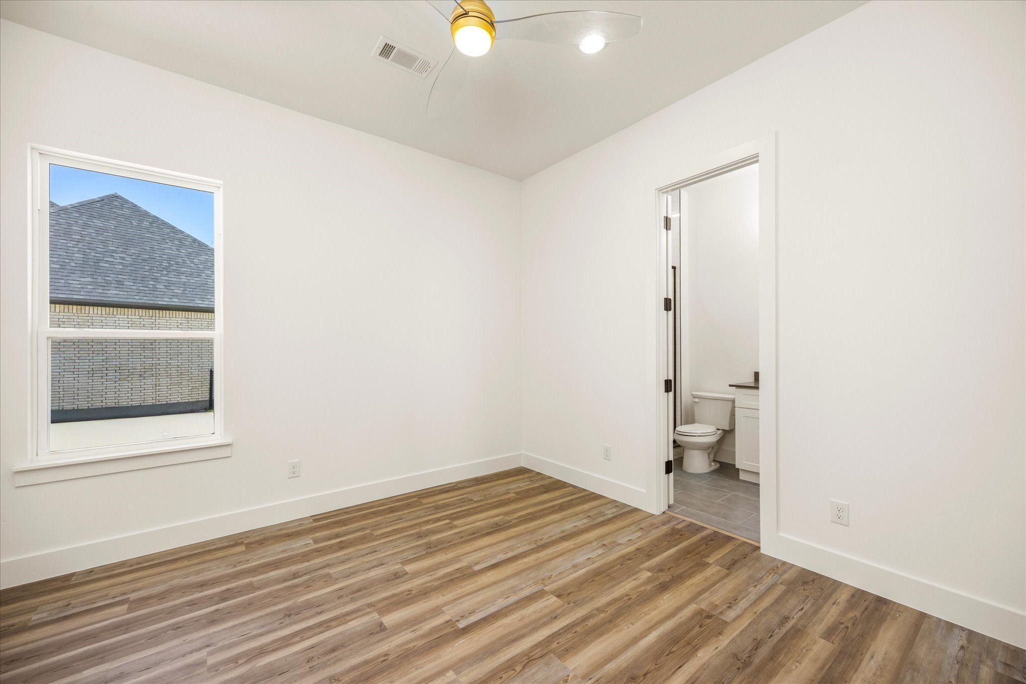 2119 Middlewood Circle. Granbury, TX 76049
