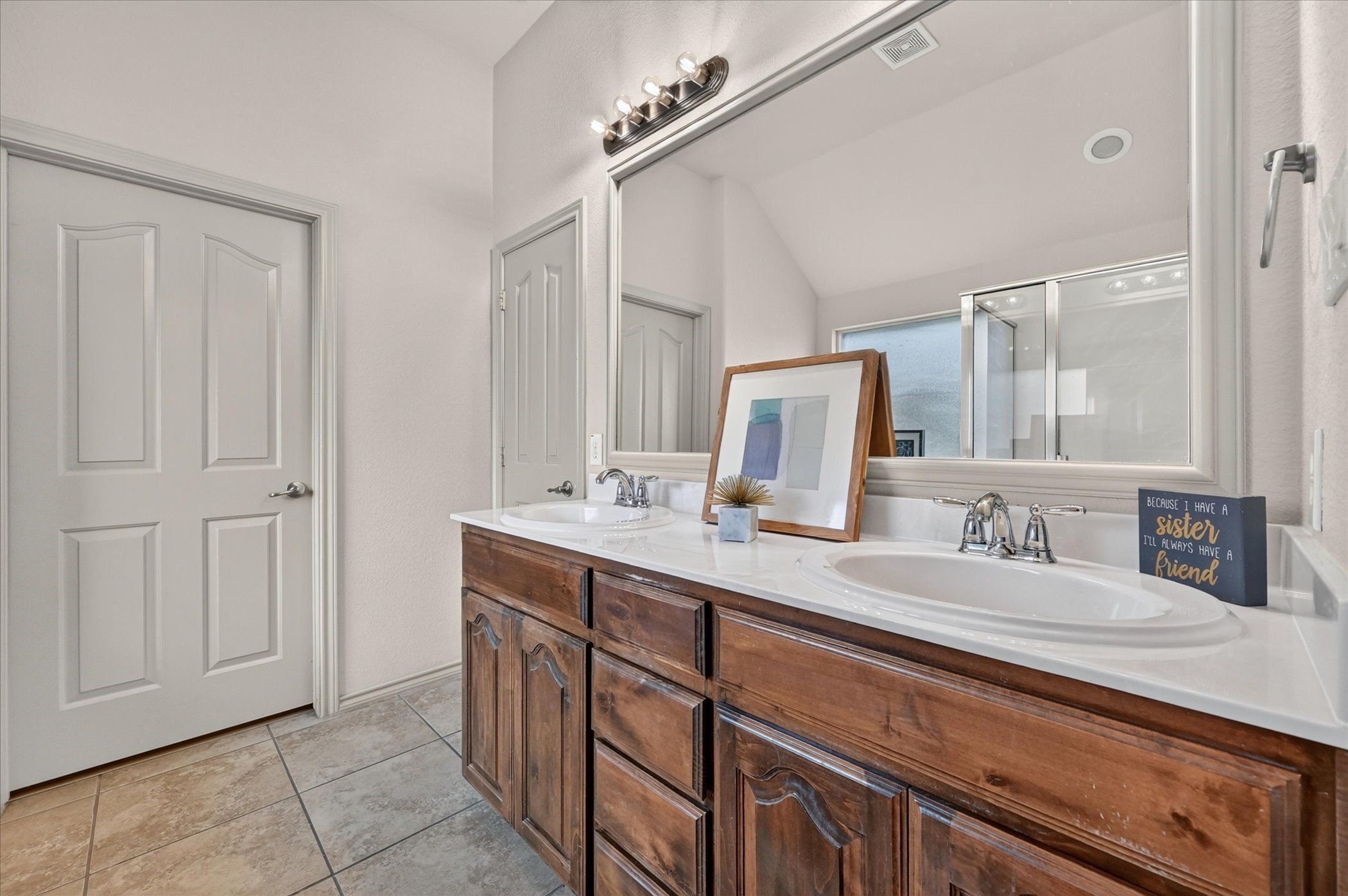 14 Lucas Lane. Edgecliff Village, TX 76134