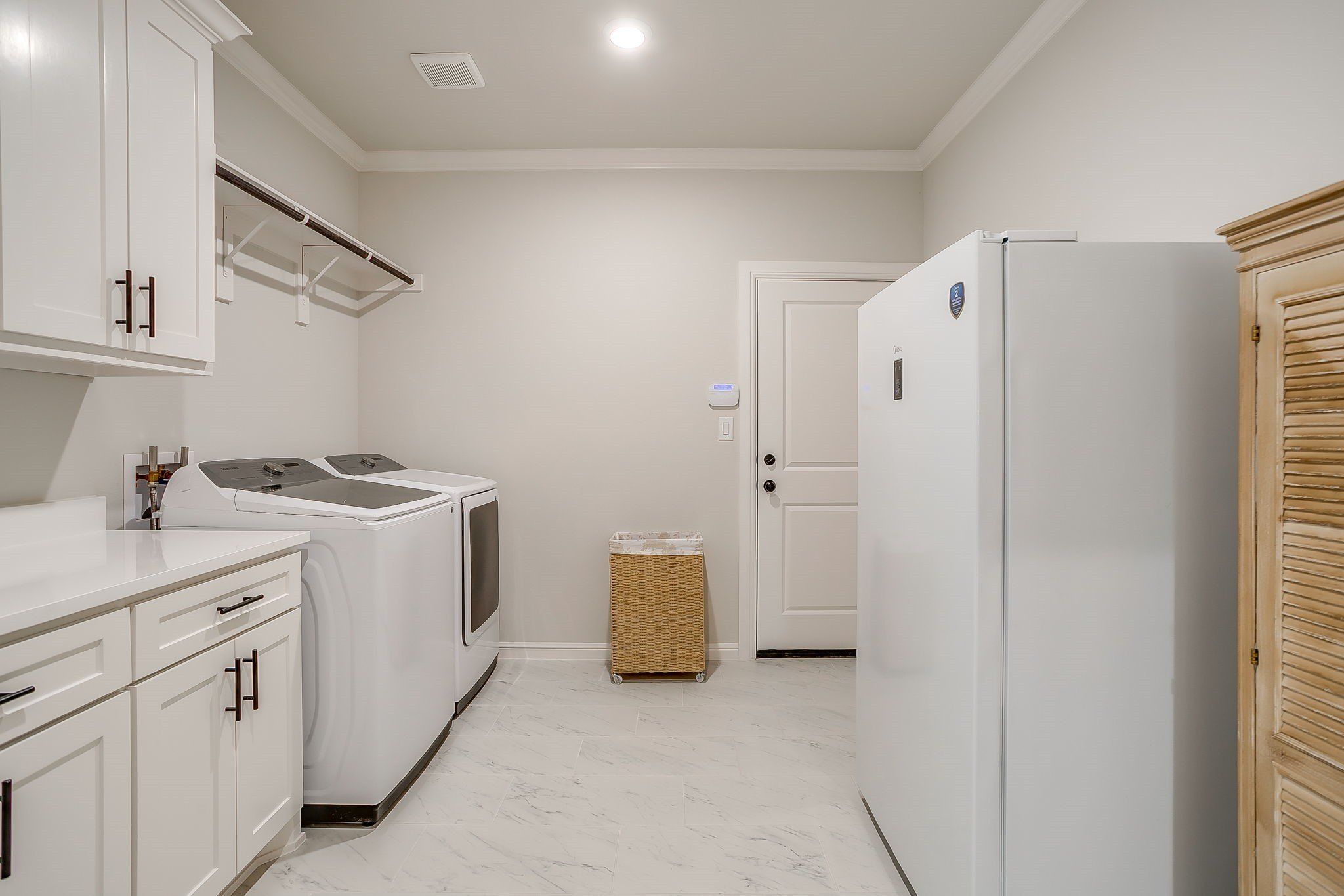 2172 Middlewood Circle. Granbury, TX 76049