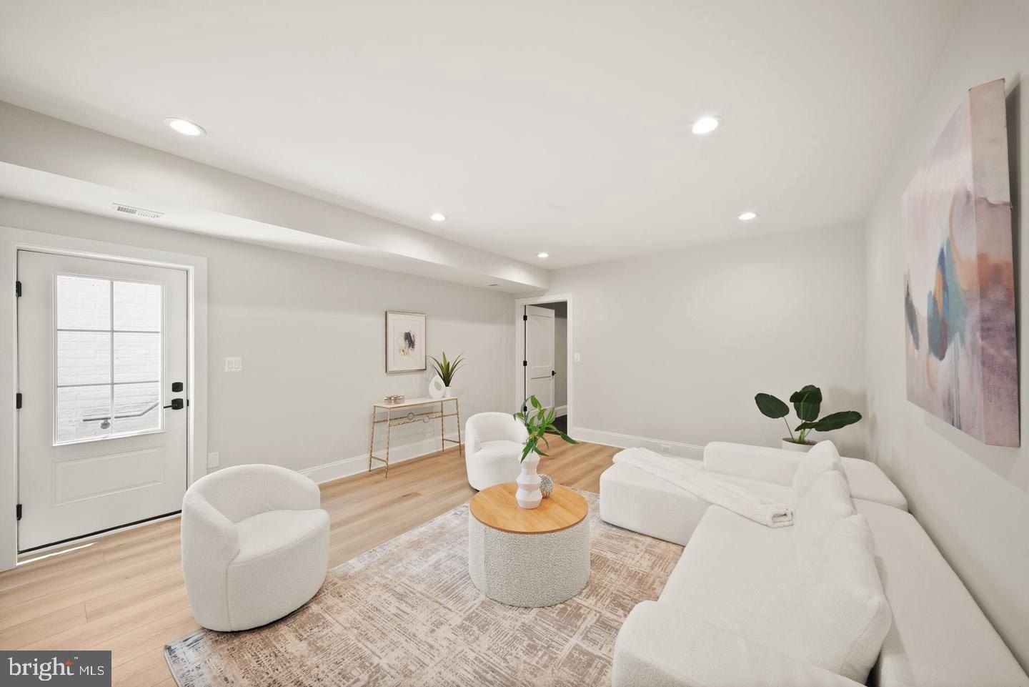 31 E Reed Avenue. Alexandria, VA 22305