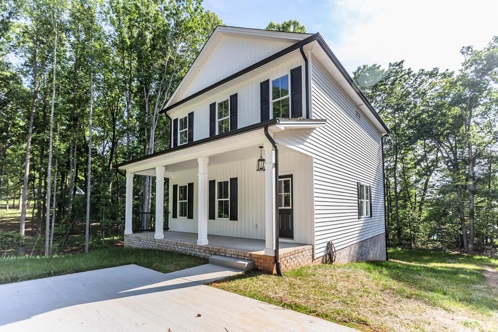 312 Walton Dr. Appomattox, VA 24522