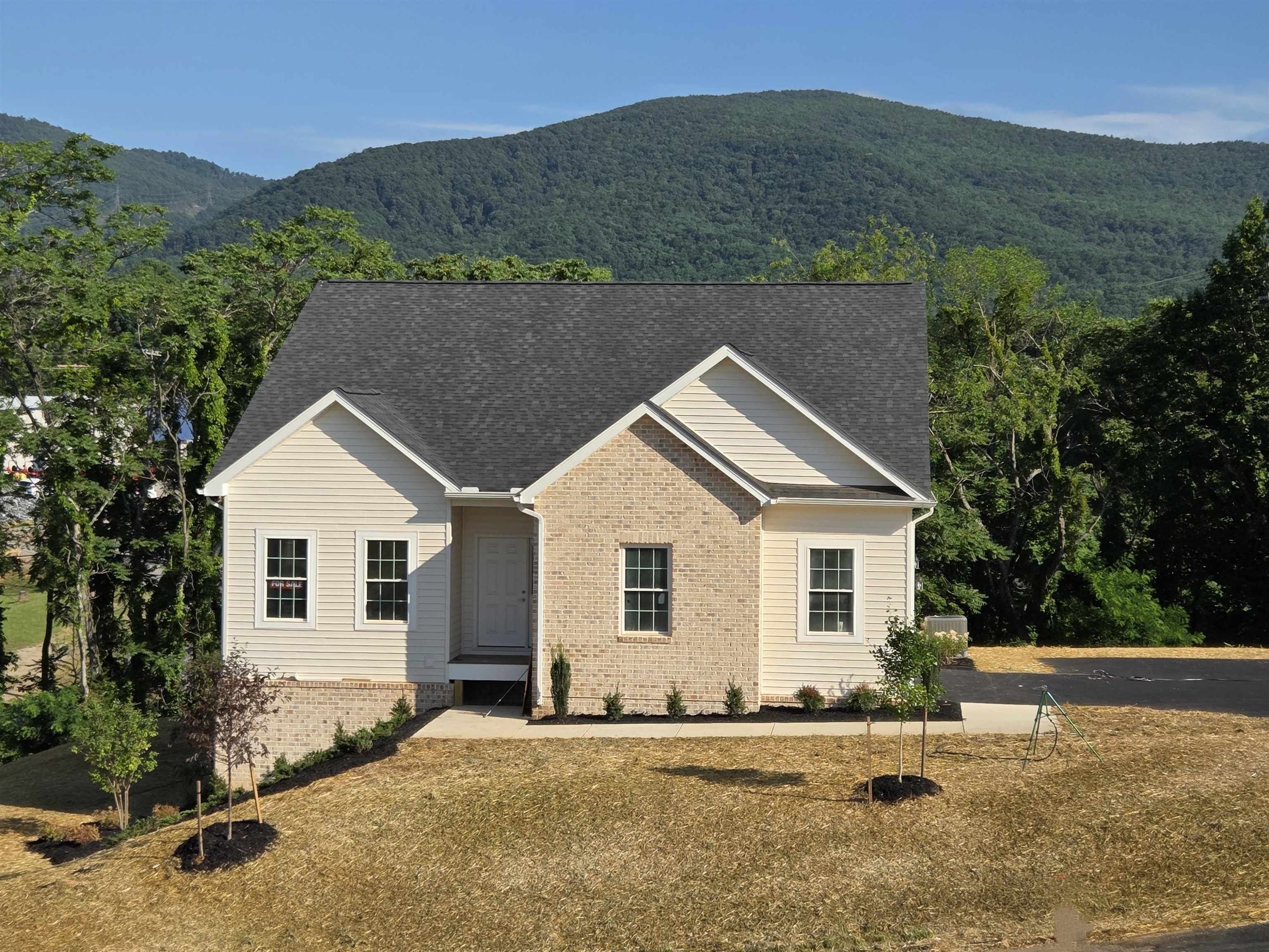 5548 Old Grove Lane. Salem, VA 24153