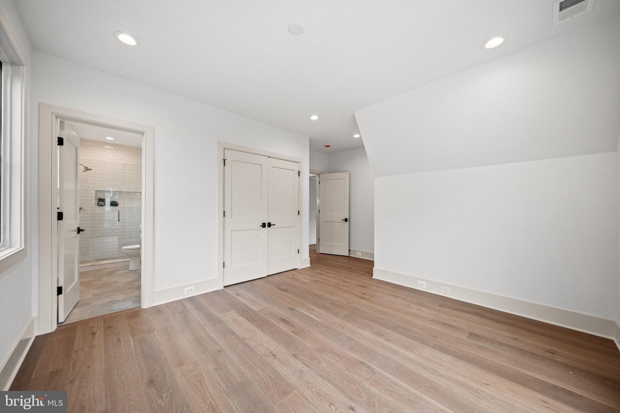 2133 N Oakland Street. Arlington, VA 22207