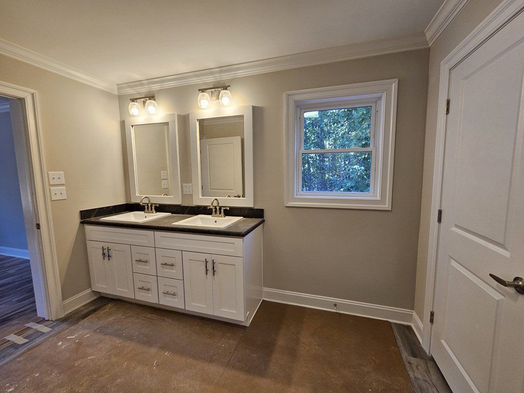 121 Sharps Creek Dr. Scottsville, VA 24590