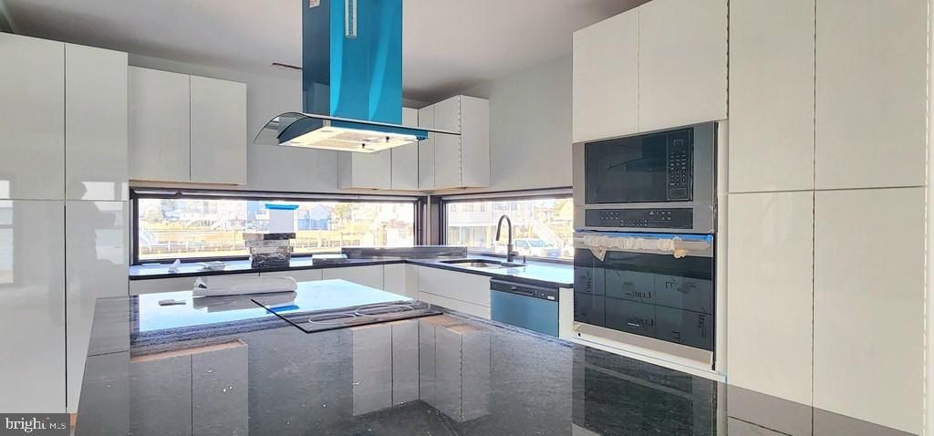 3407 Blackbeard Road. Greenbackville, VA 23356