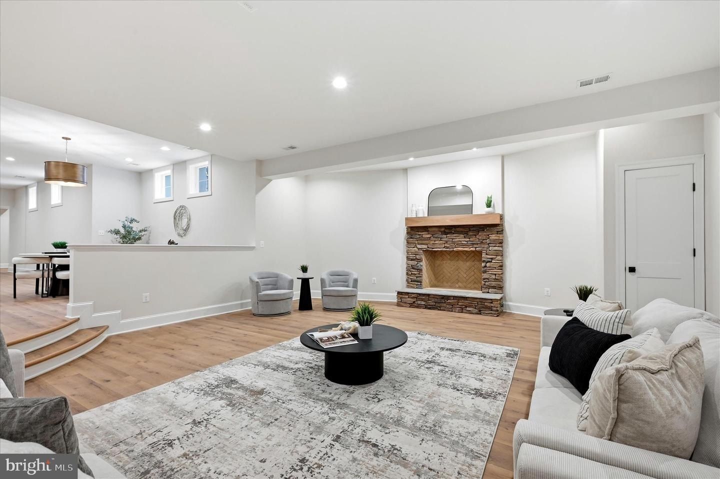 22597 Redhill Manor Ct. Leesburg, VA 20175