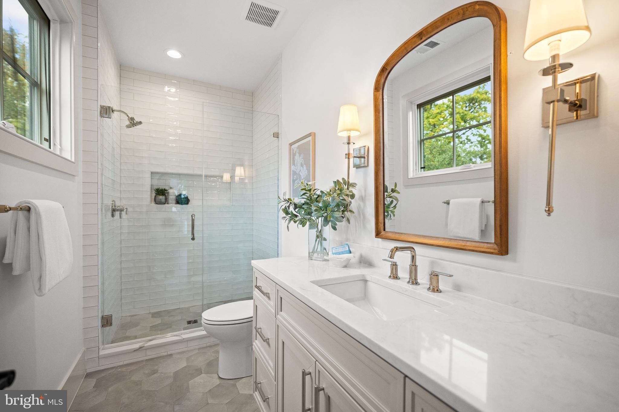 2133 N Oakland Street. Arlington, VA 22207