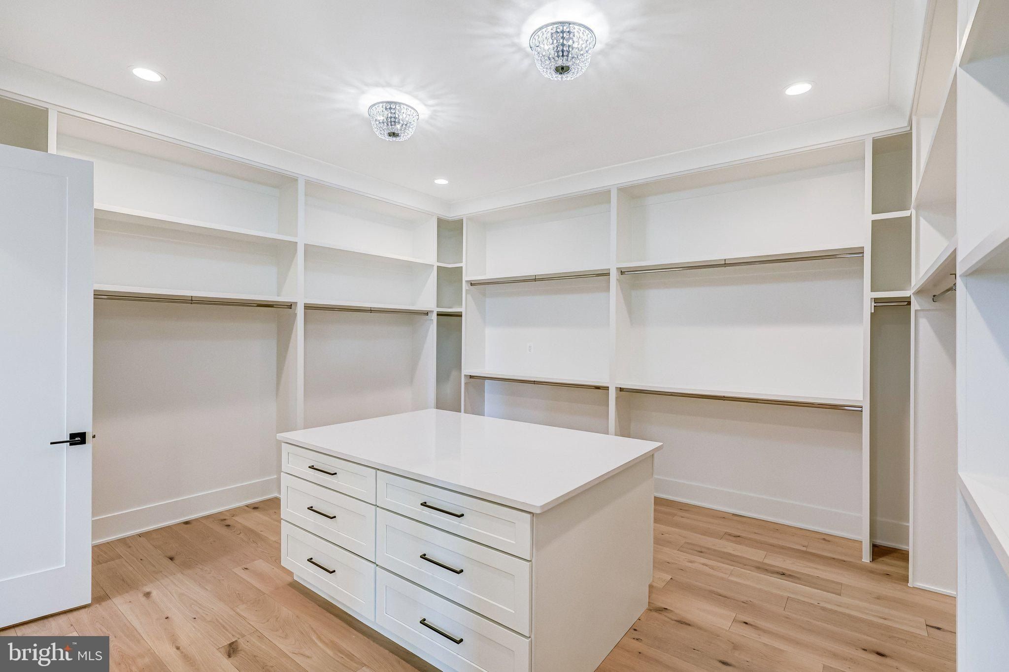 9341 Chestnut Knolls Drive. Fairfax, VA 22032