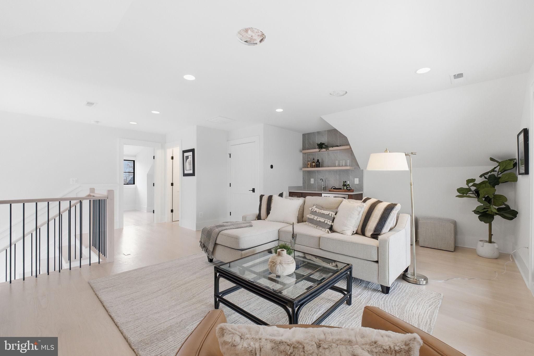 802 N Edgewood Street. Arlington, VA 22201