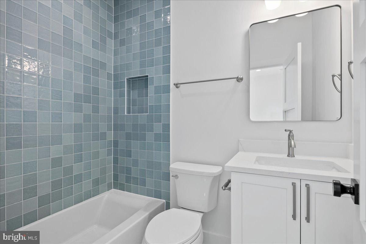 733 S Wayne Street. Arlington, VA 22204