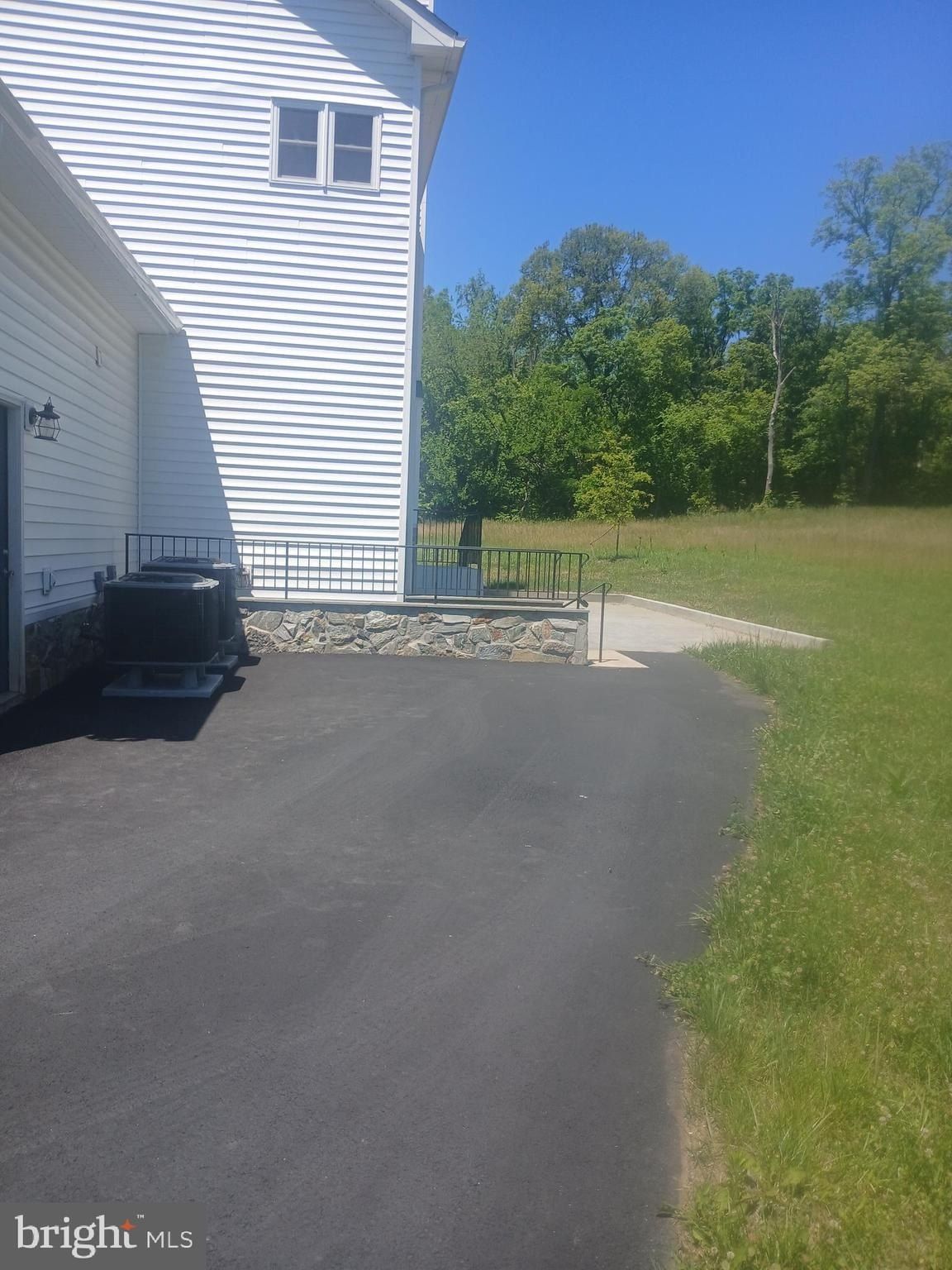 5201 Carolyns Way. Linden, VA 22642