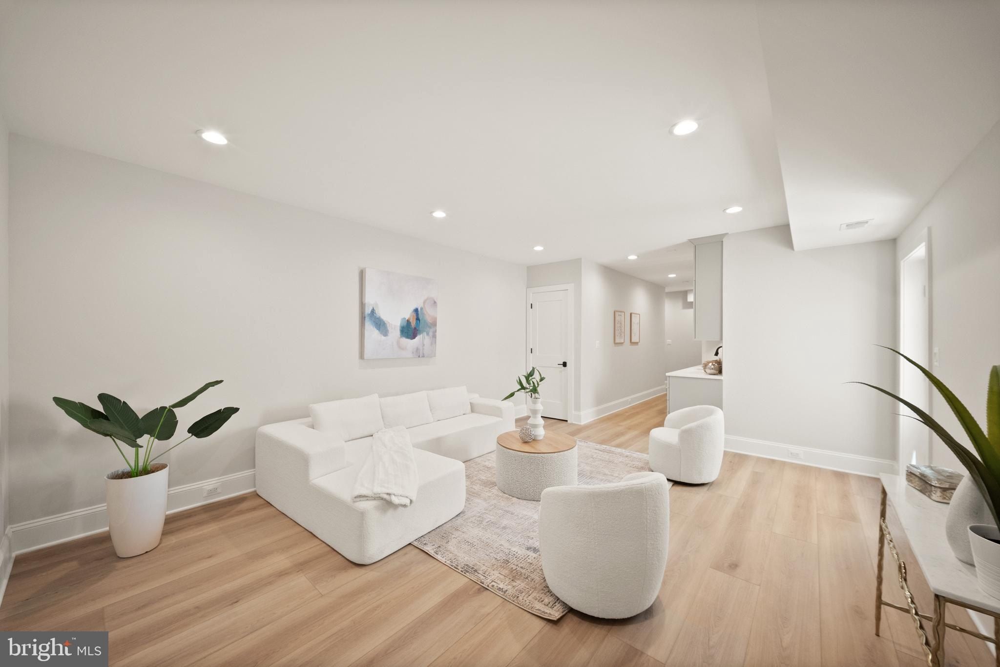 31 E Reed Avenue. Alexandria, VA 22305
