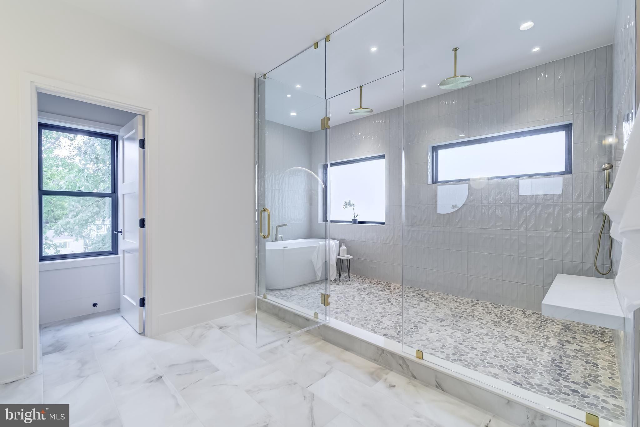 1111 Lakewood Drive Sw. Vienna, VA 22180