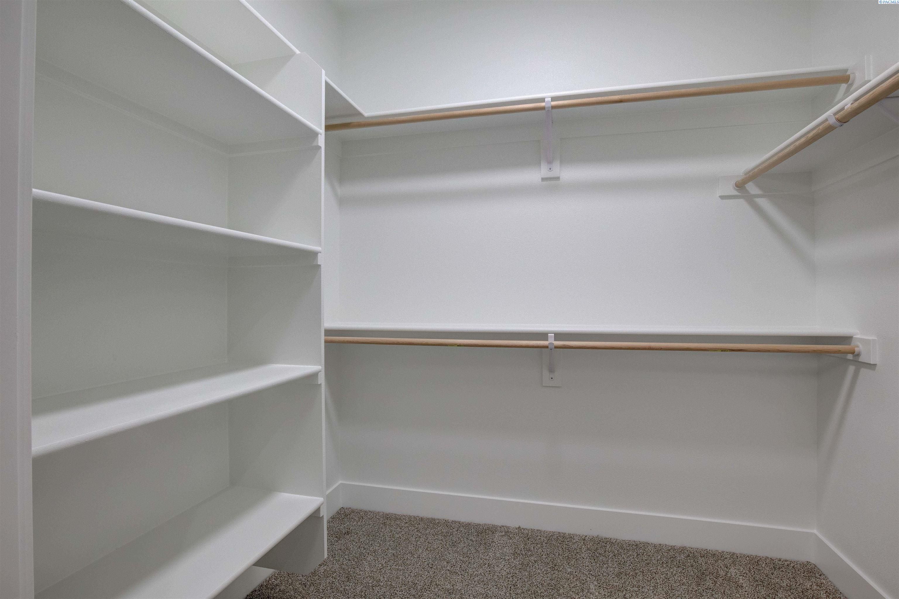 726 Rio Vista Loop. Richland, WA 99352