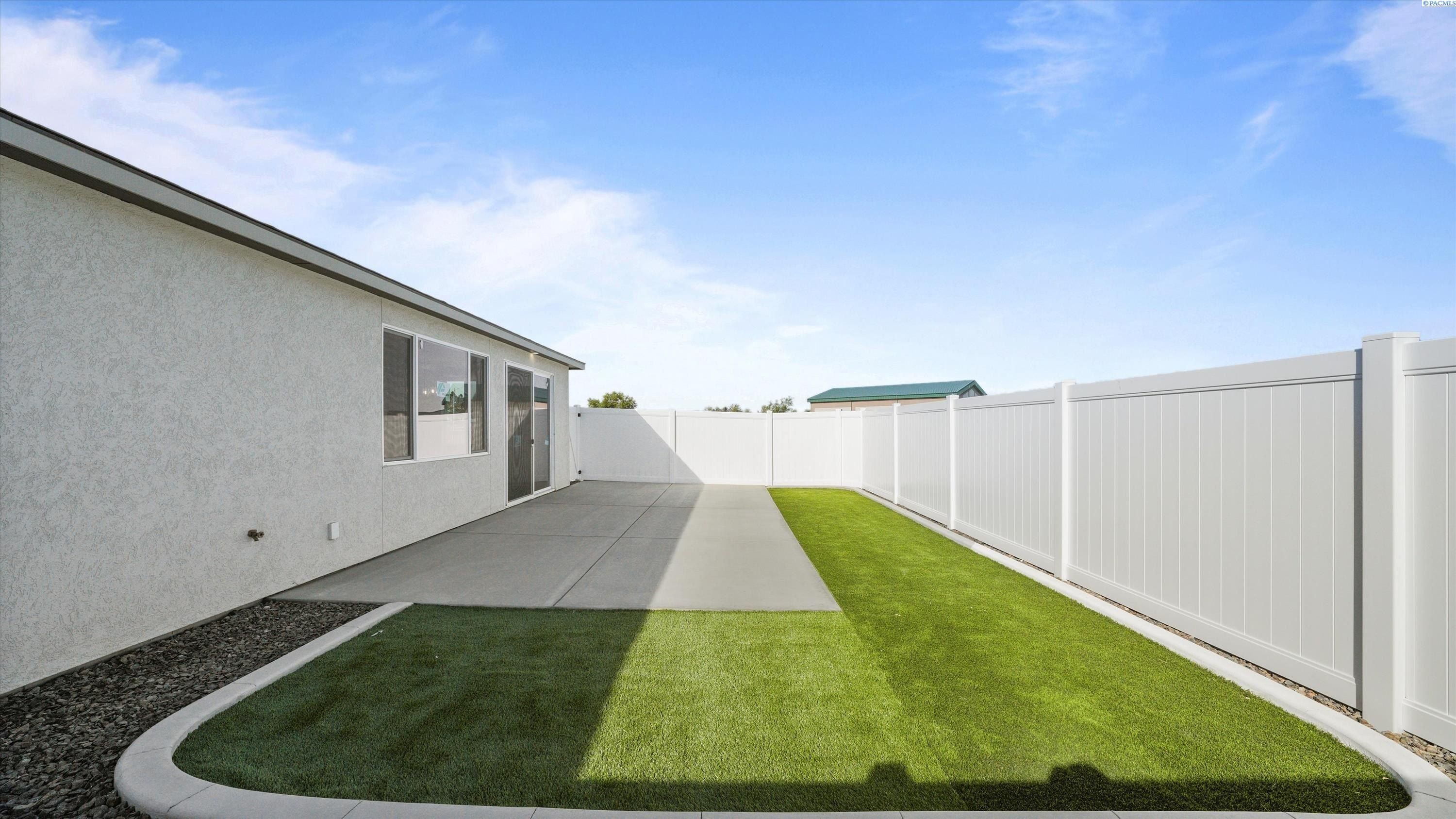 1101 Fairhaven Loop. Richland, WA 99352