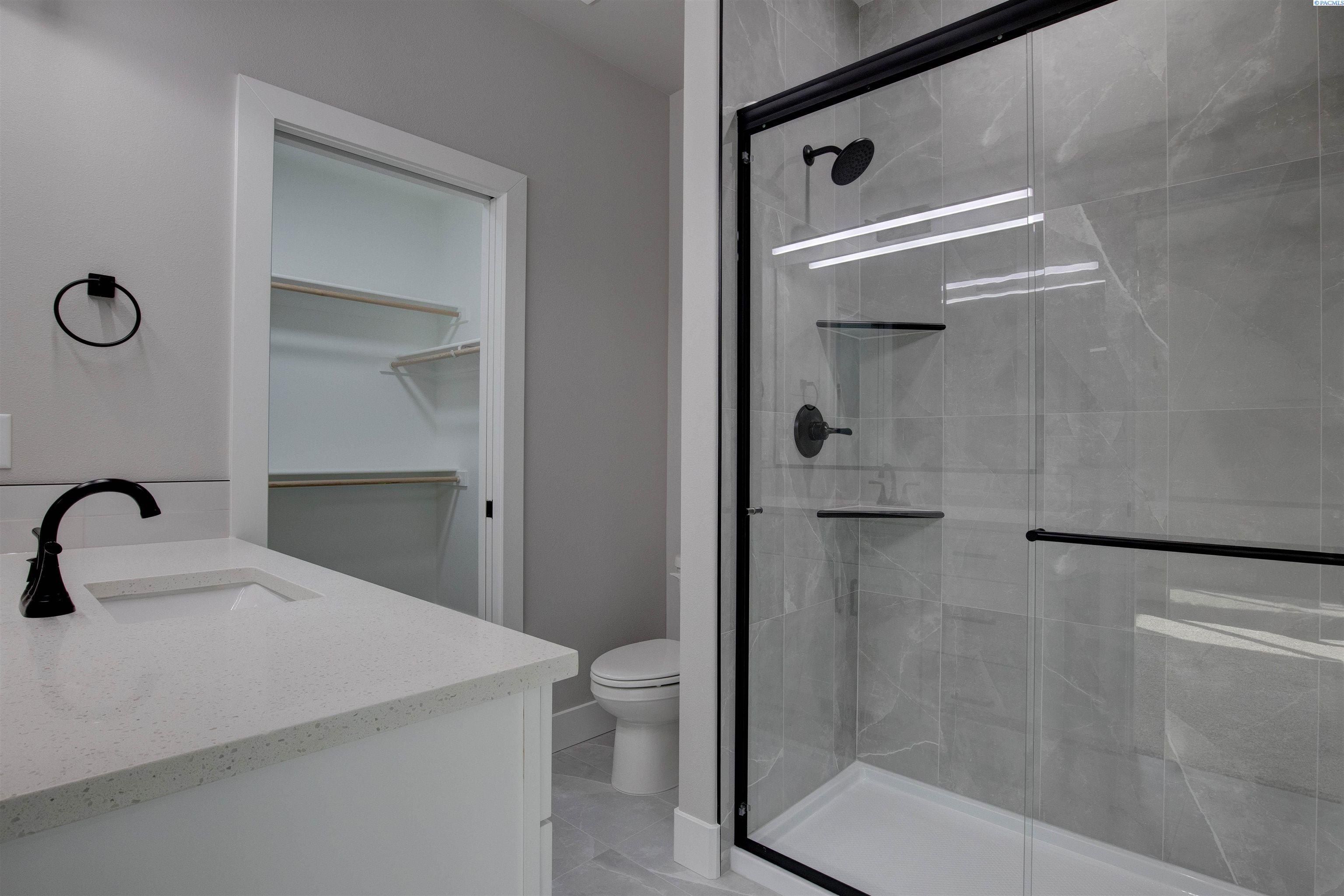 791 Rio Vista Loop. Richland, WA 99352