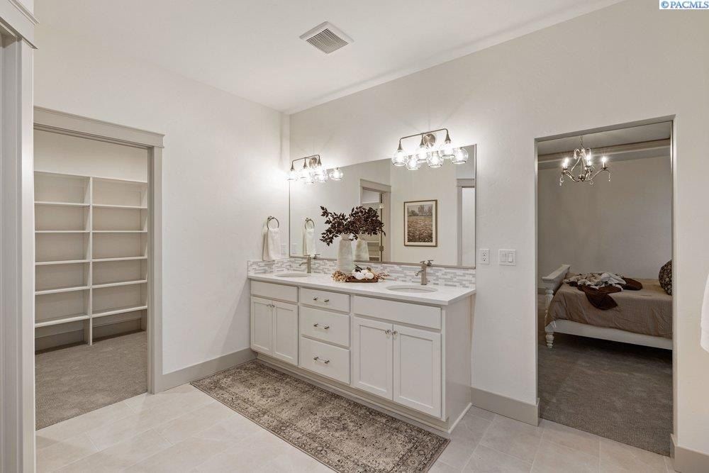 1021 S Florida Pl. Kennewick, WA 99338