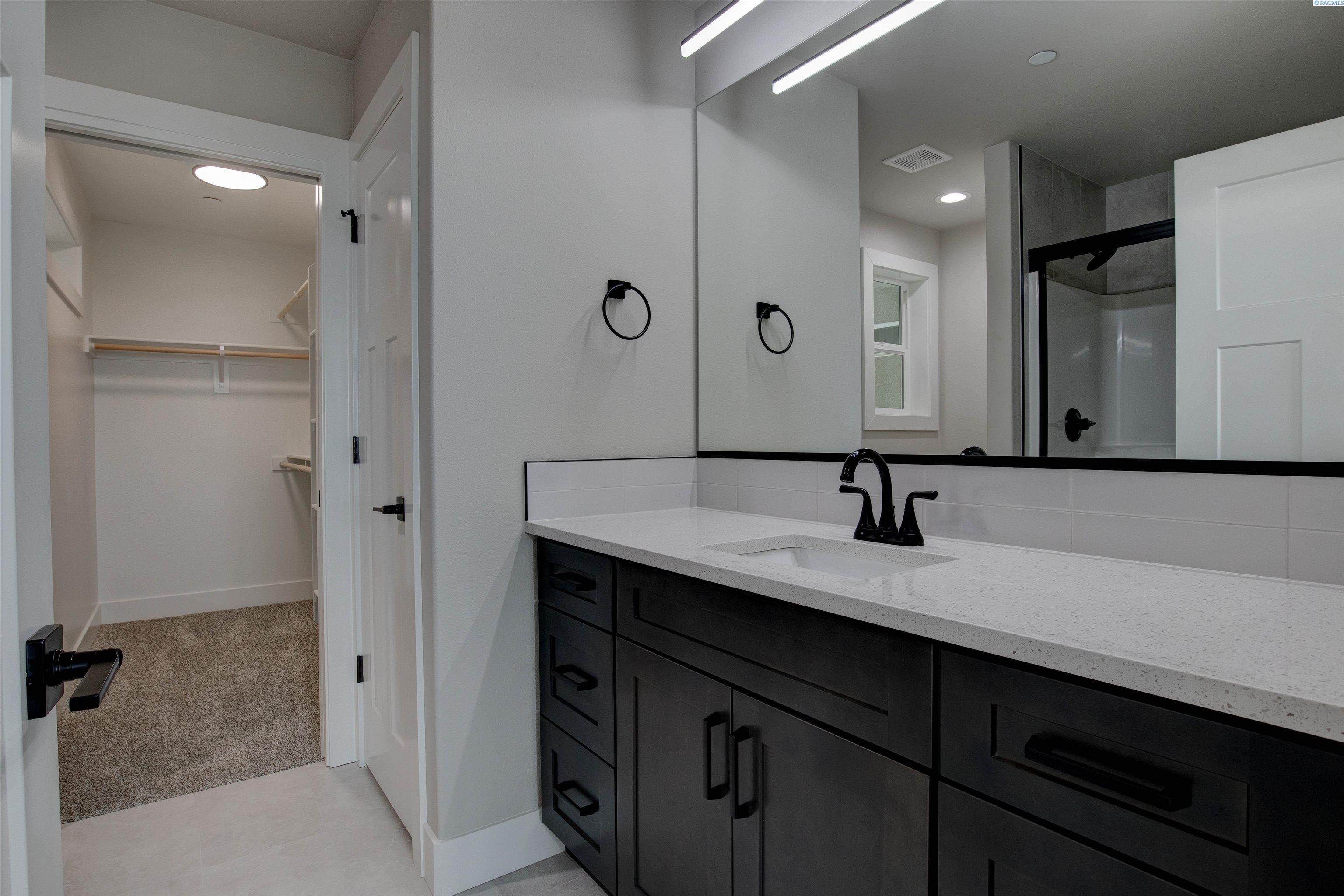 790 Rio Vista Loop. Richland, WA 99352