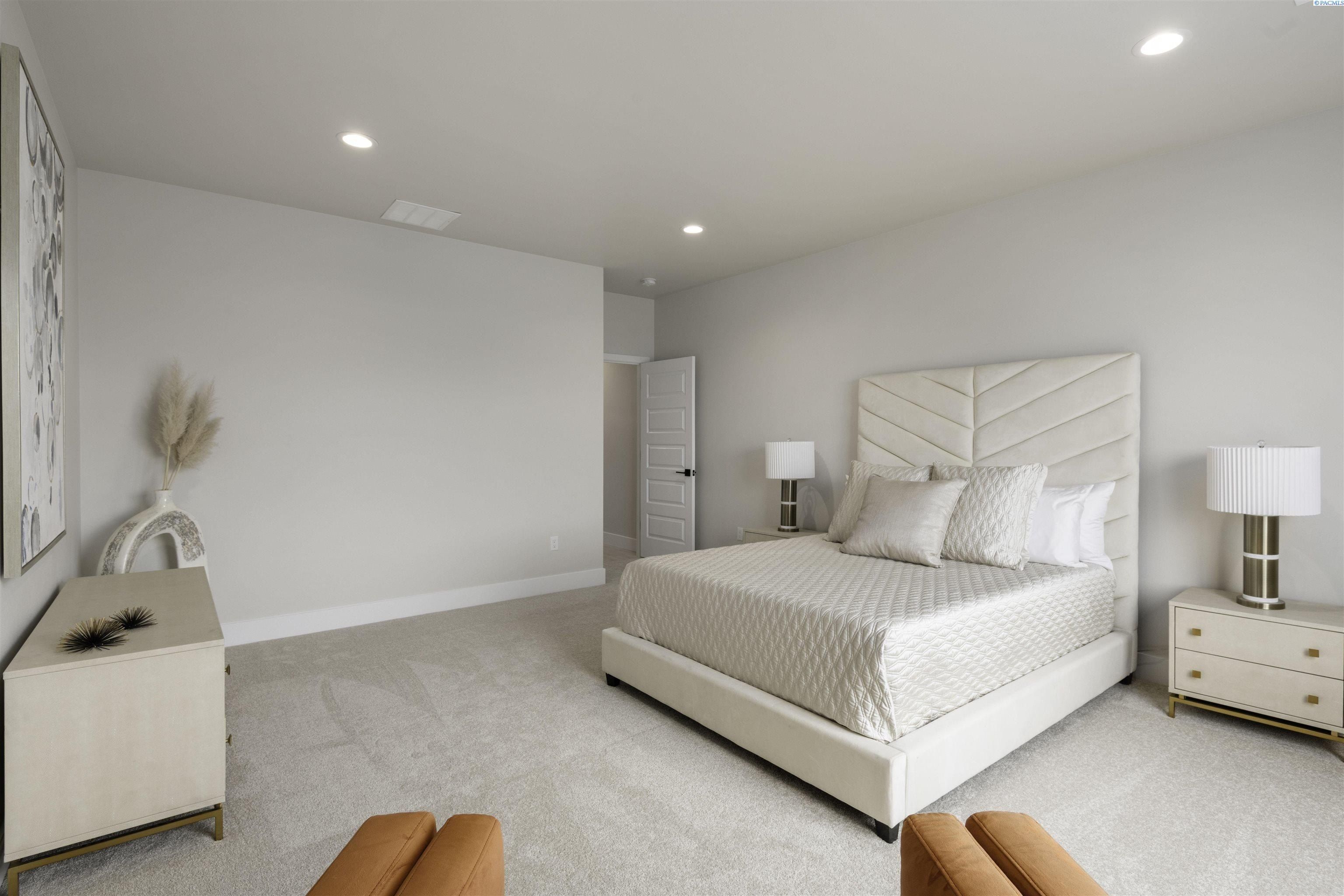 1068 S Florida Loop. Kennewick, WA 99338