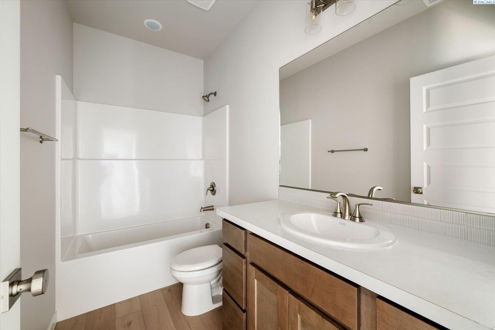 10151 W 16Th Place. Kennewick, WA 99338