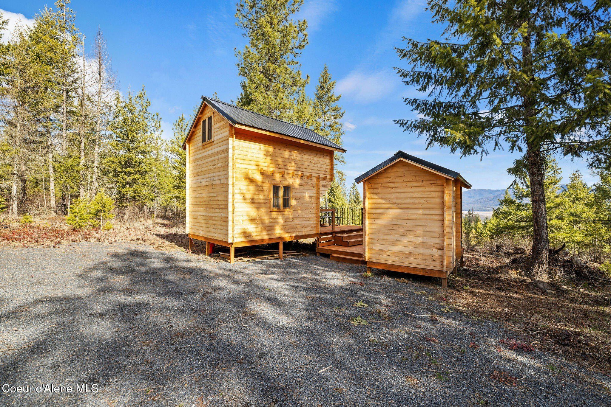 3142 Bren Holly Way. Valley, WA 99181